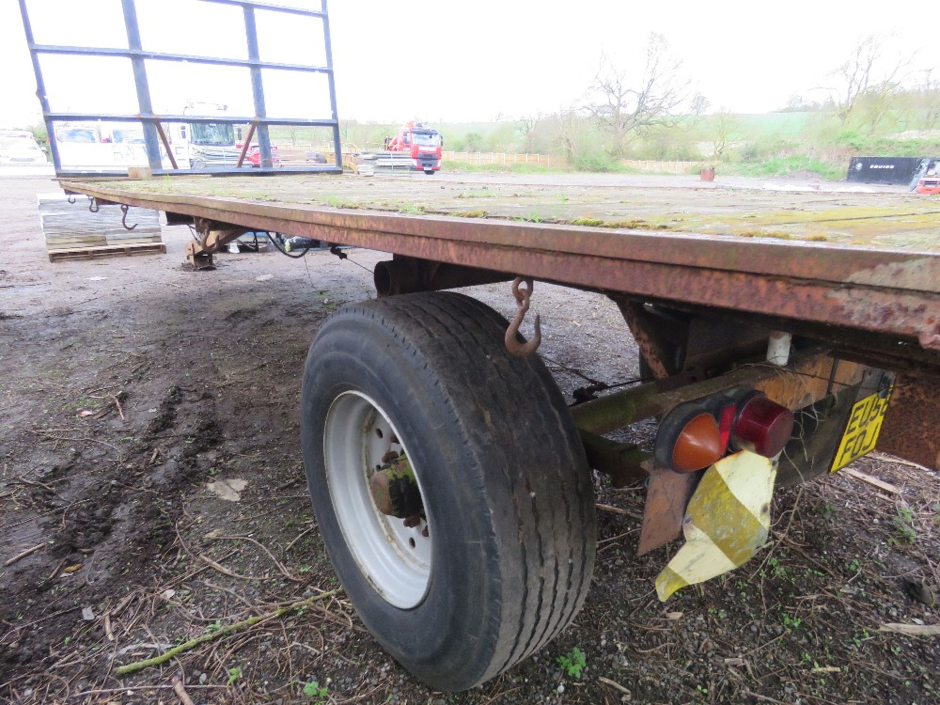 SINGLE AXLED FLAT BED BALE TRAILER, 20FT X 8FT BED APPROX ON SUPER SINGLE WHEELS.....THIS LOT IS SOL - Image 7 of 8