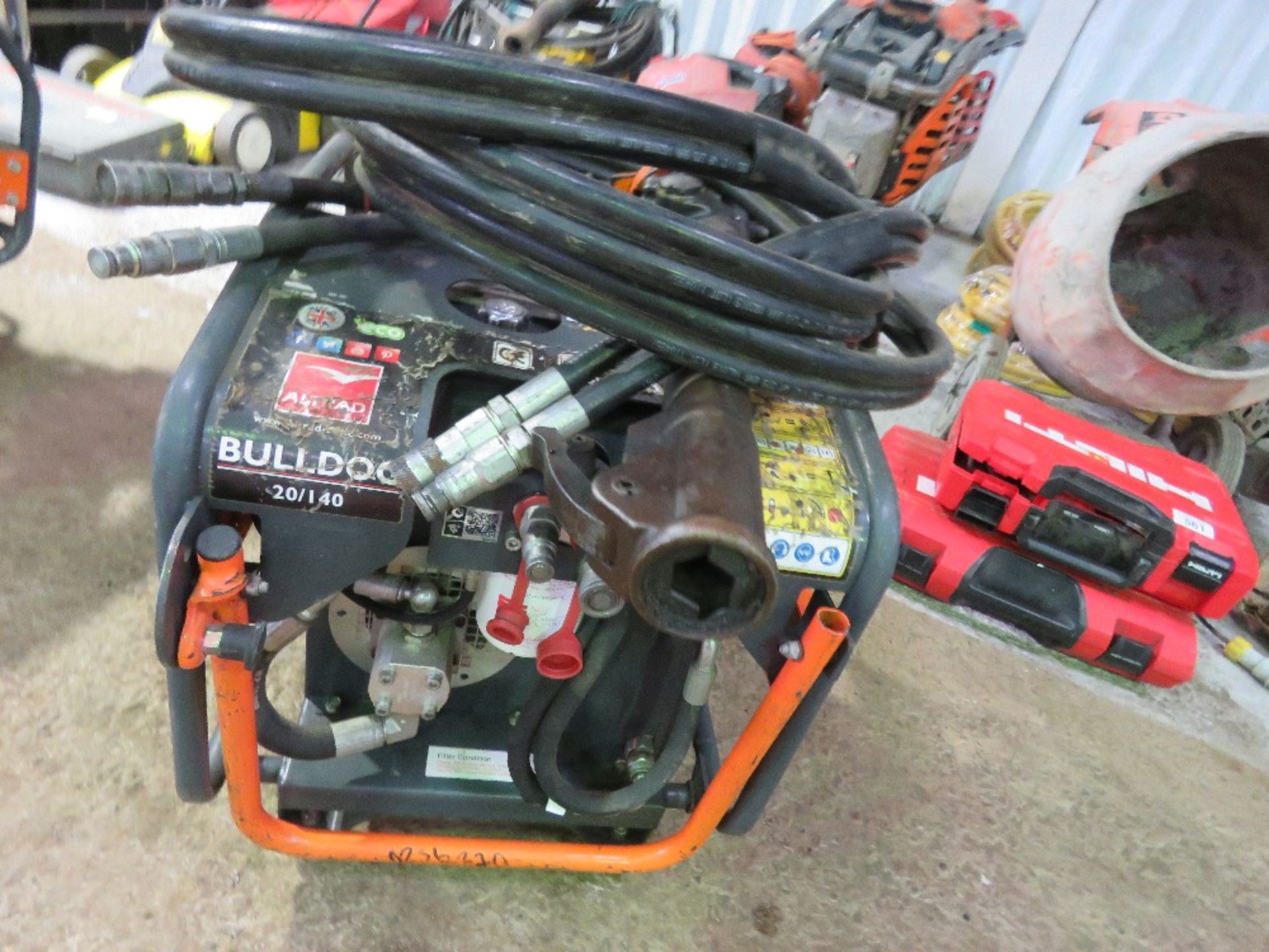 BELLE BULLDOG 20/140 PETROL ENGINED HYDRAULIC BREAKER PACK WITH HOSE AND GUN. - Bild 2 aus 4