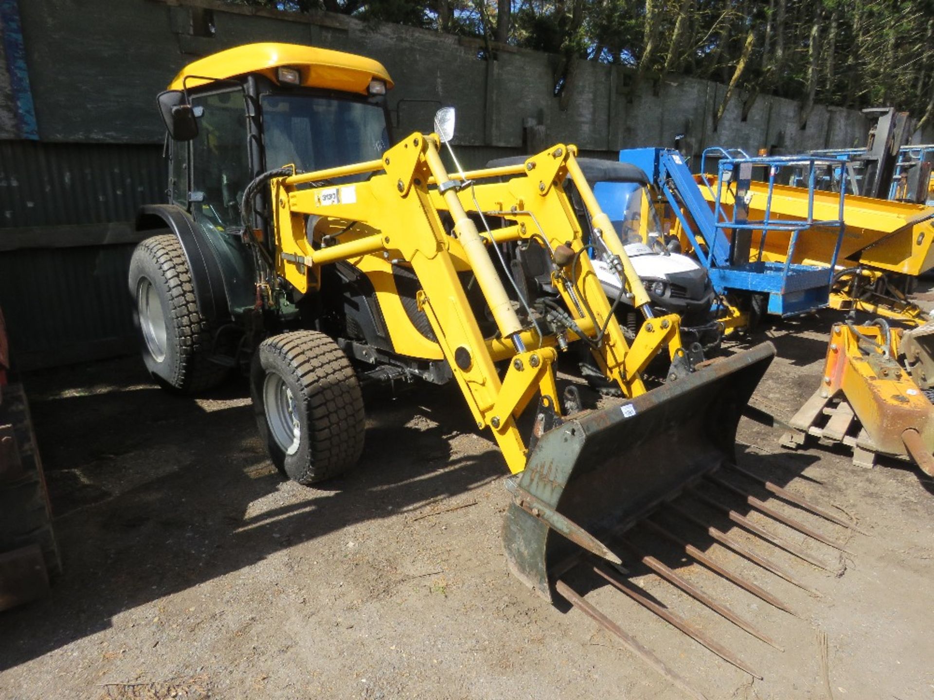 JCB 354 4WD 50HP TRACTOR WITH POWER LOADER ON GRASS TYRES REG:LF57 FSY. YEAR 2008 APPROX WITH V5. 1 - Image 2 of 25
