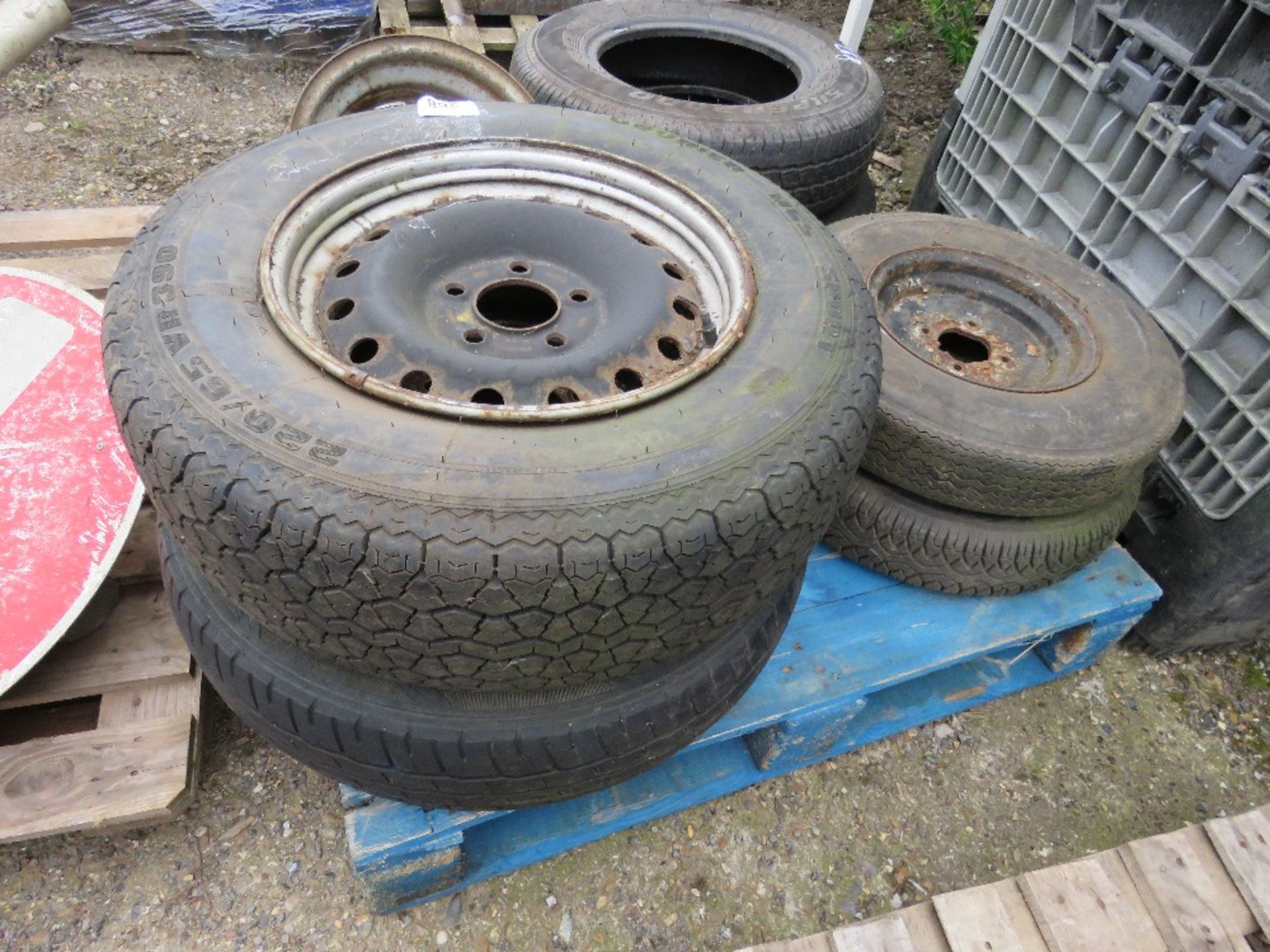 PALLET OF ASSORTED WHEELS AND TYRES. - Image 3 of 4