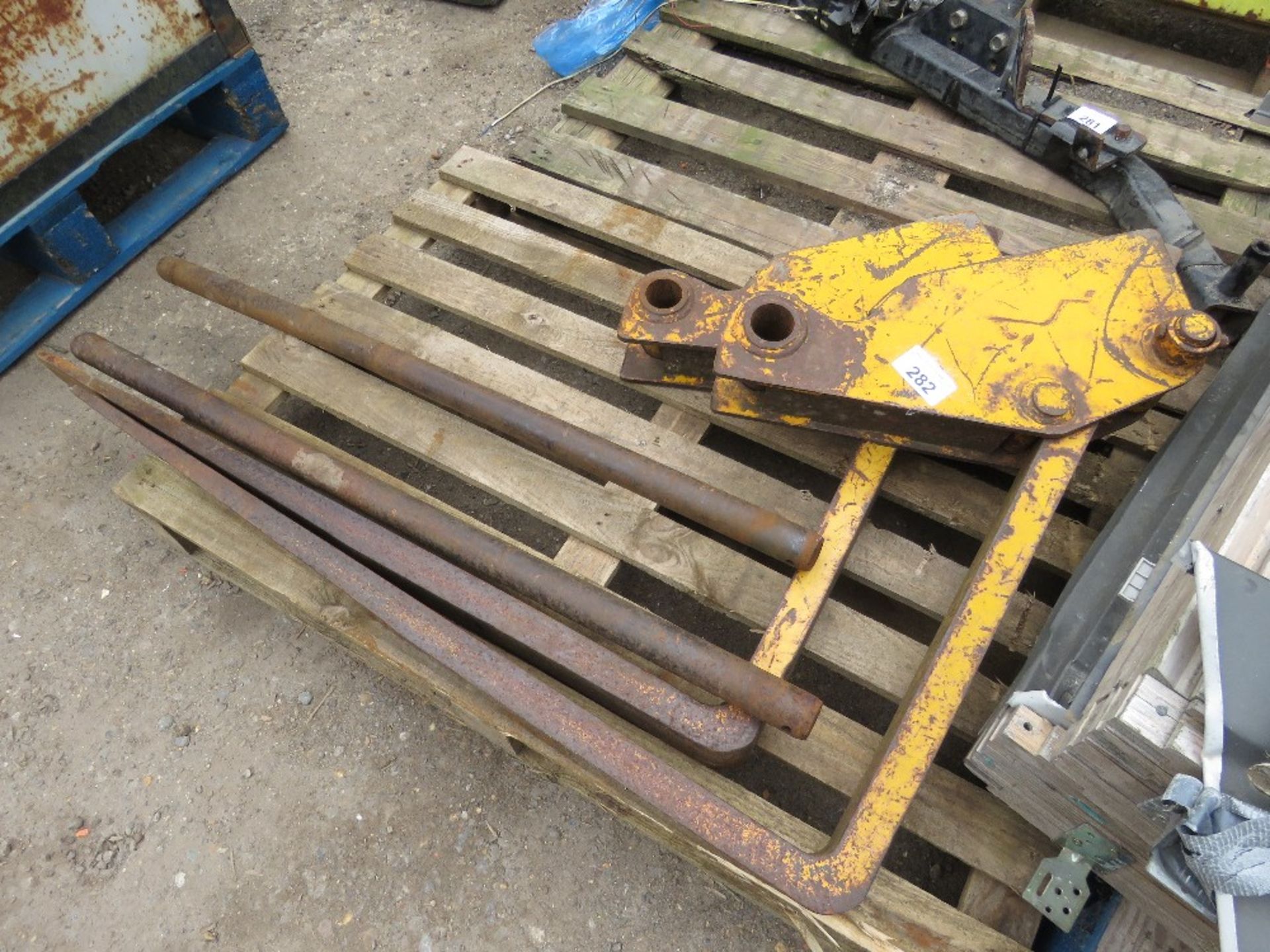 PAIR OF FORKS FOR JCB TYPE BACKHOE LOADER WITH BARS.