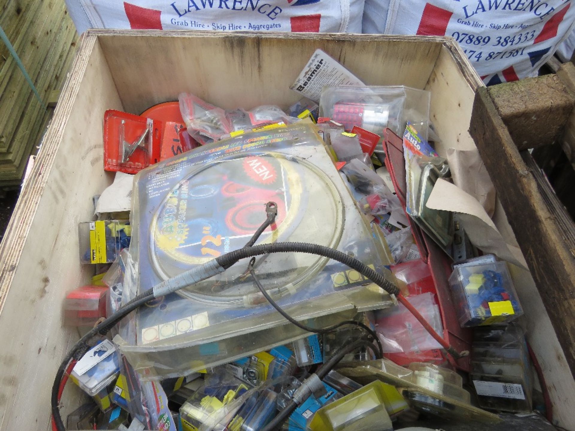 STILLAGE CONTAINING ASSORTED ELECTRICAL AND AUDIO CAR / VEHICLE SUNDRIES, BOLTS, FIXINGS ETC. - Image 3 of 8