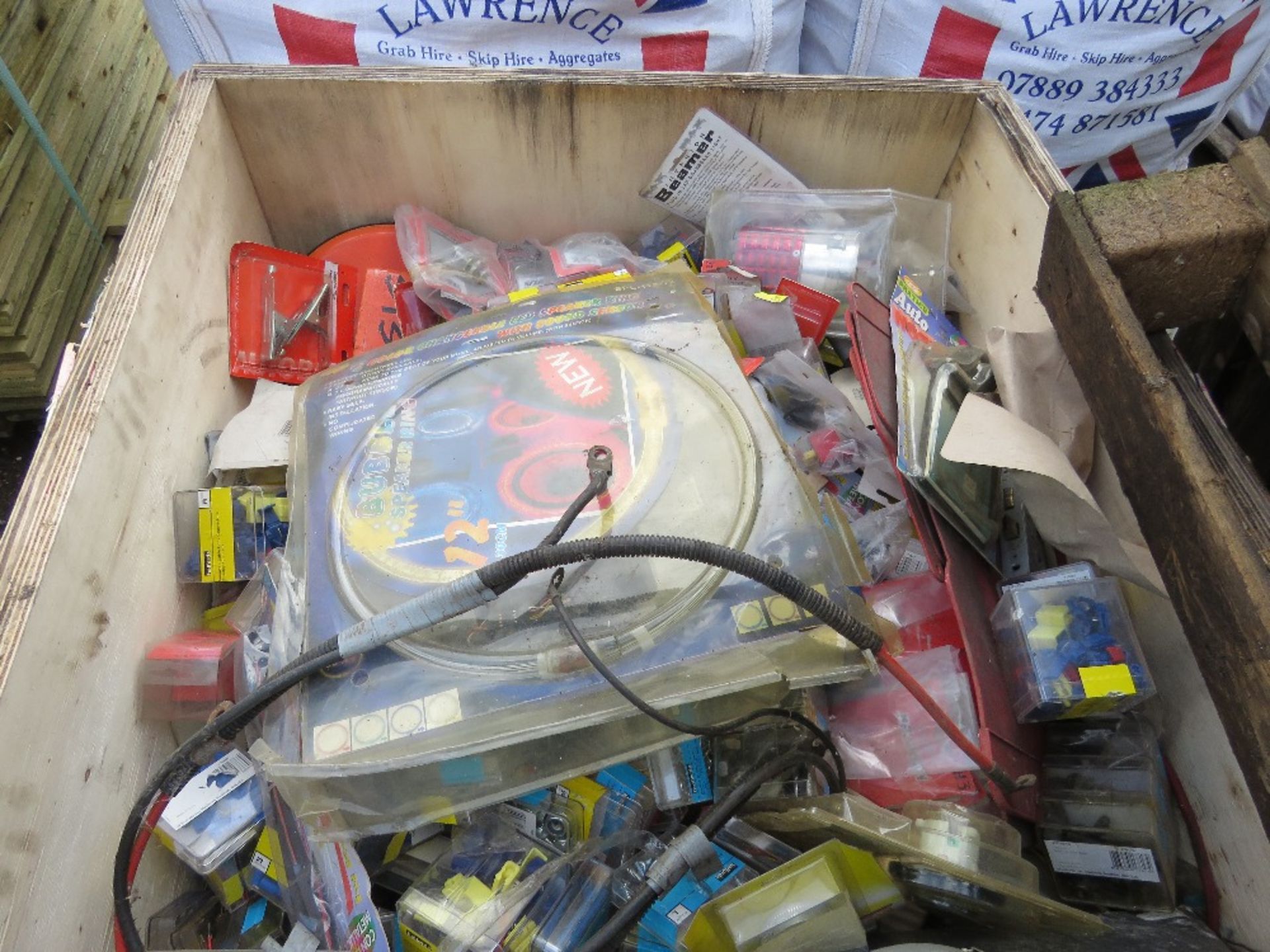 STILLAGE CONTAINING ASSORTED ELECTRICAL AND AUDIO CAR / VEHICLE SUNDRIES, BOLTS, FIXINGS ETC. - Bild 3 aus 8