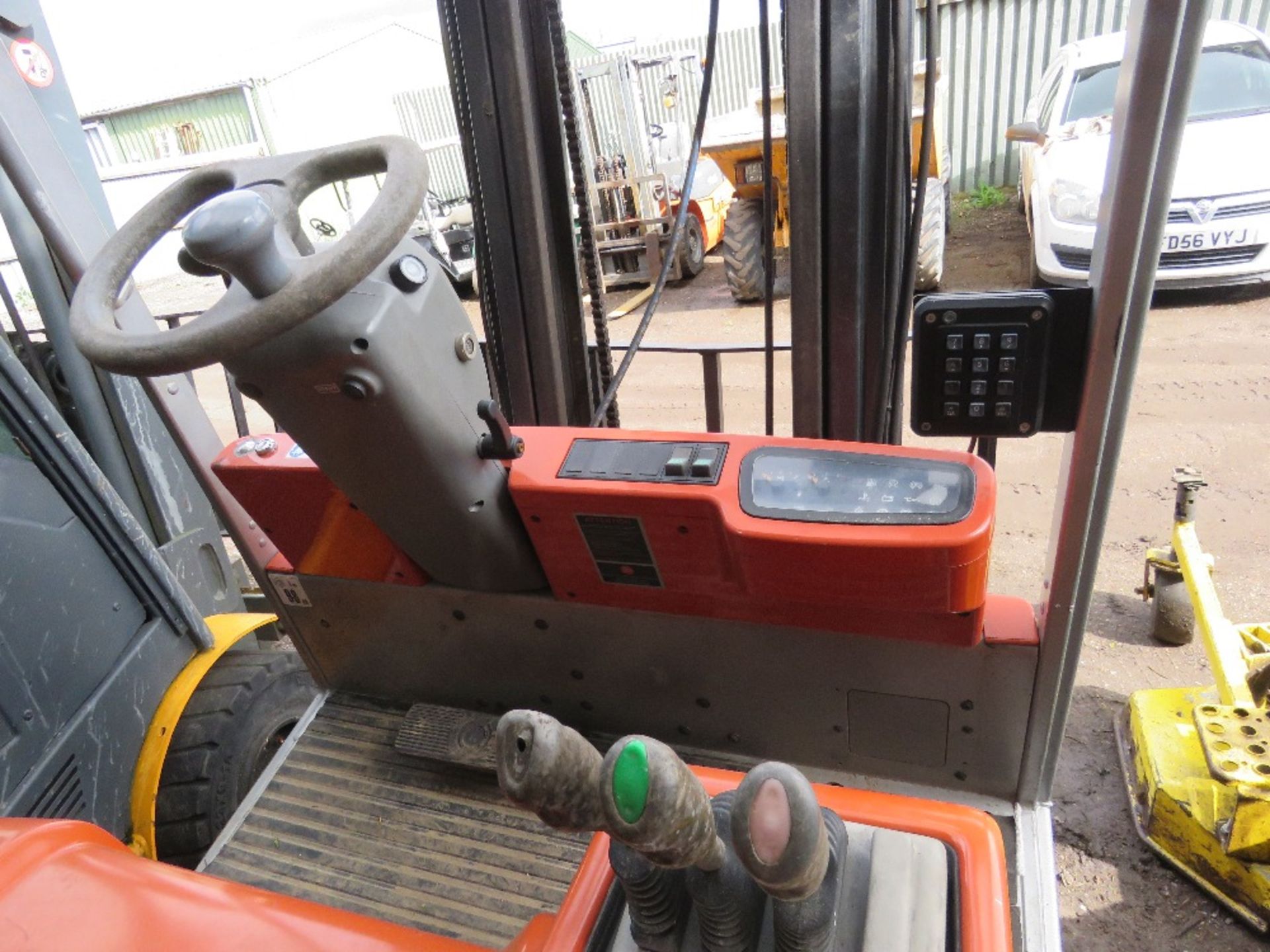 BT CARGO GAS POWERED FORKLIFT TRUCK, 3 TONNE RATED CAPACITY APPROX. 5154 REC HRS. SN:CE289098. - Image 6 of 14