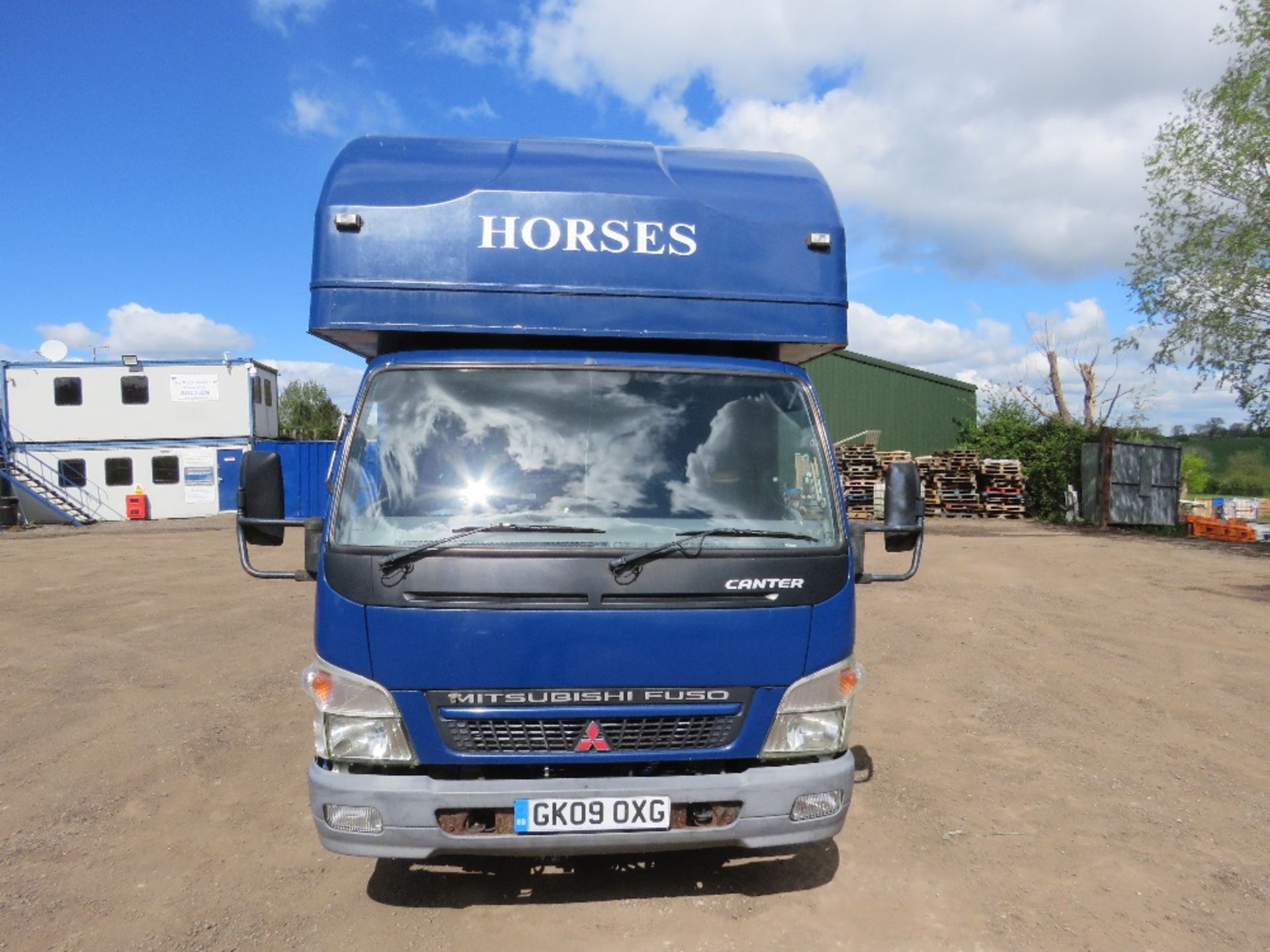 MITSUBISHI CANTER HORSE BOX LORRY REG:GK09 OXG. V5 AND PLATING CERTIFICATE IN OFFICE. MOT EXPIRED. - Image 3 of 24