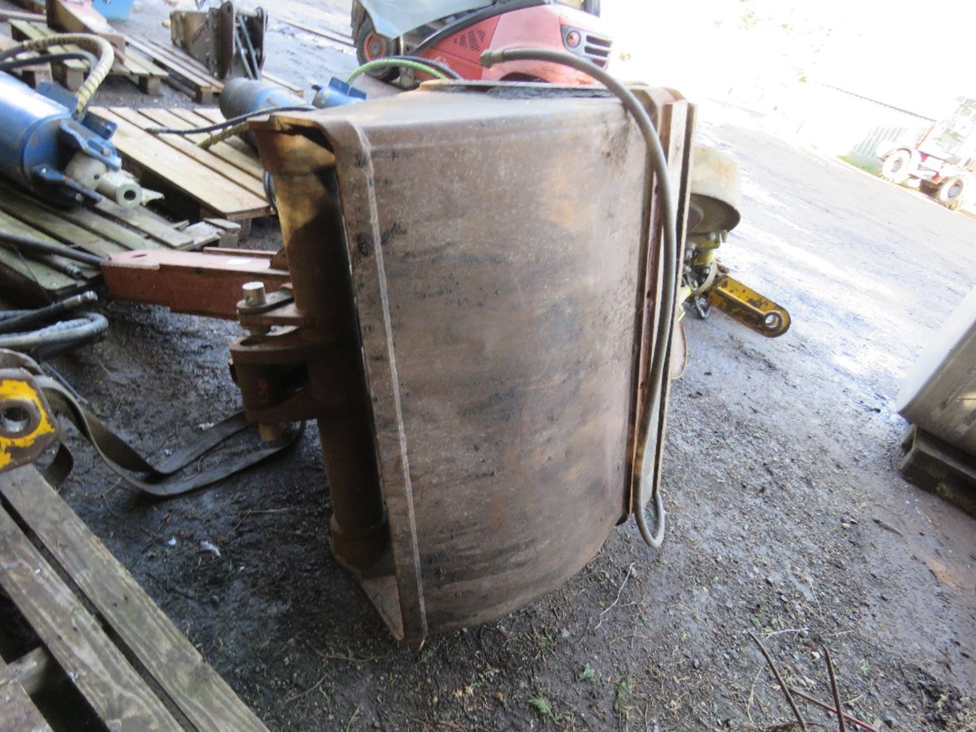 CLAMSHELL EXCAVATOR MOUNTED BUCKET 1 METRE WIDTH WITH 55MM TOP HANGING BRACKET PIN HOLE. . BEING SOL - Image 5 of 5