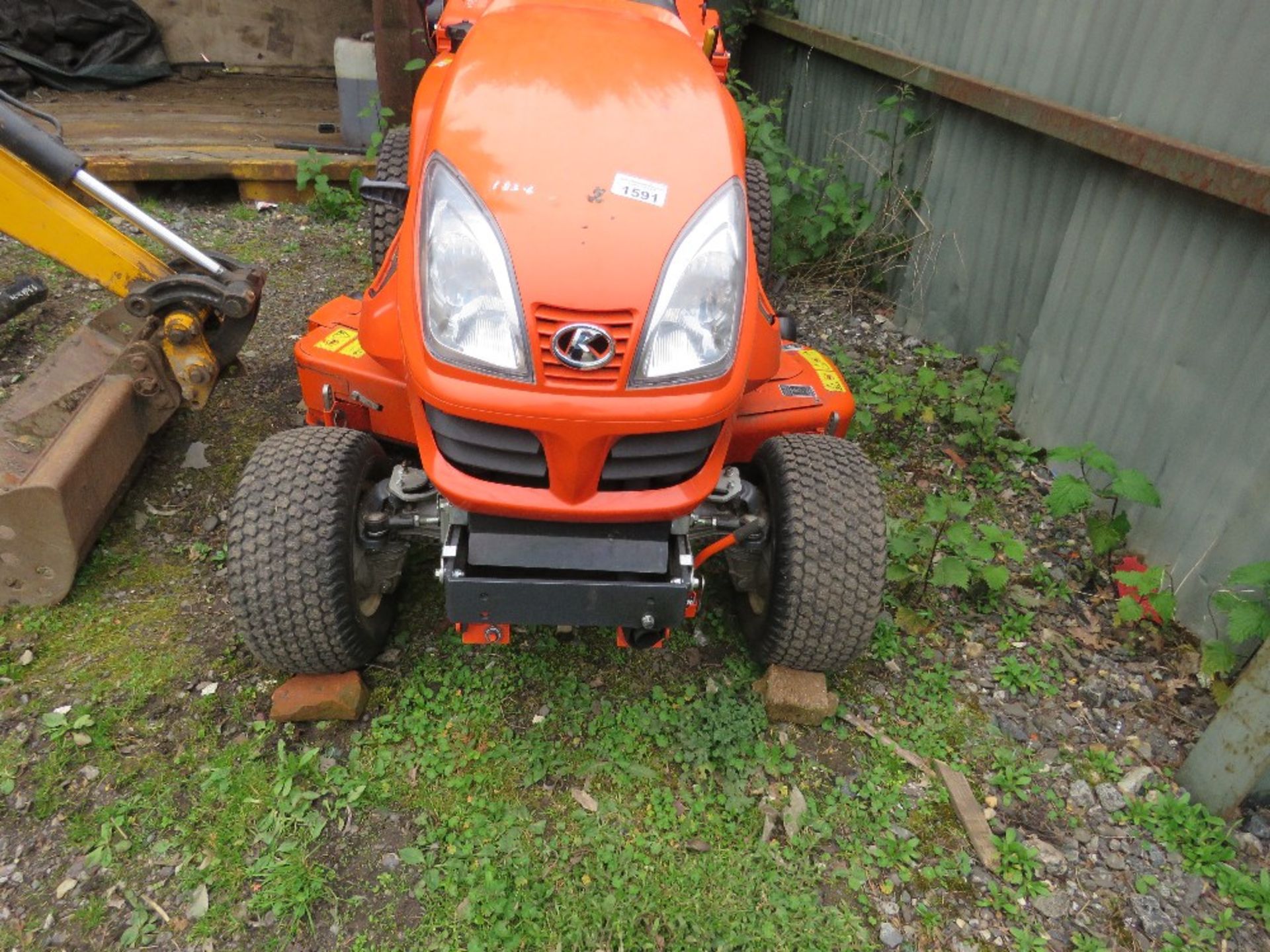 BID INCREMENT NOW £100!! KUBOTA GR2120 DIESEL ENGINED MOWER WITH REAR COLLECTOR, 4WD. - Image 2 of 11