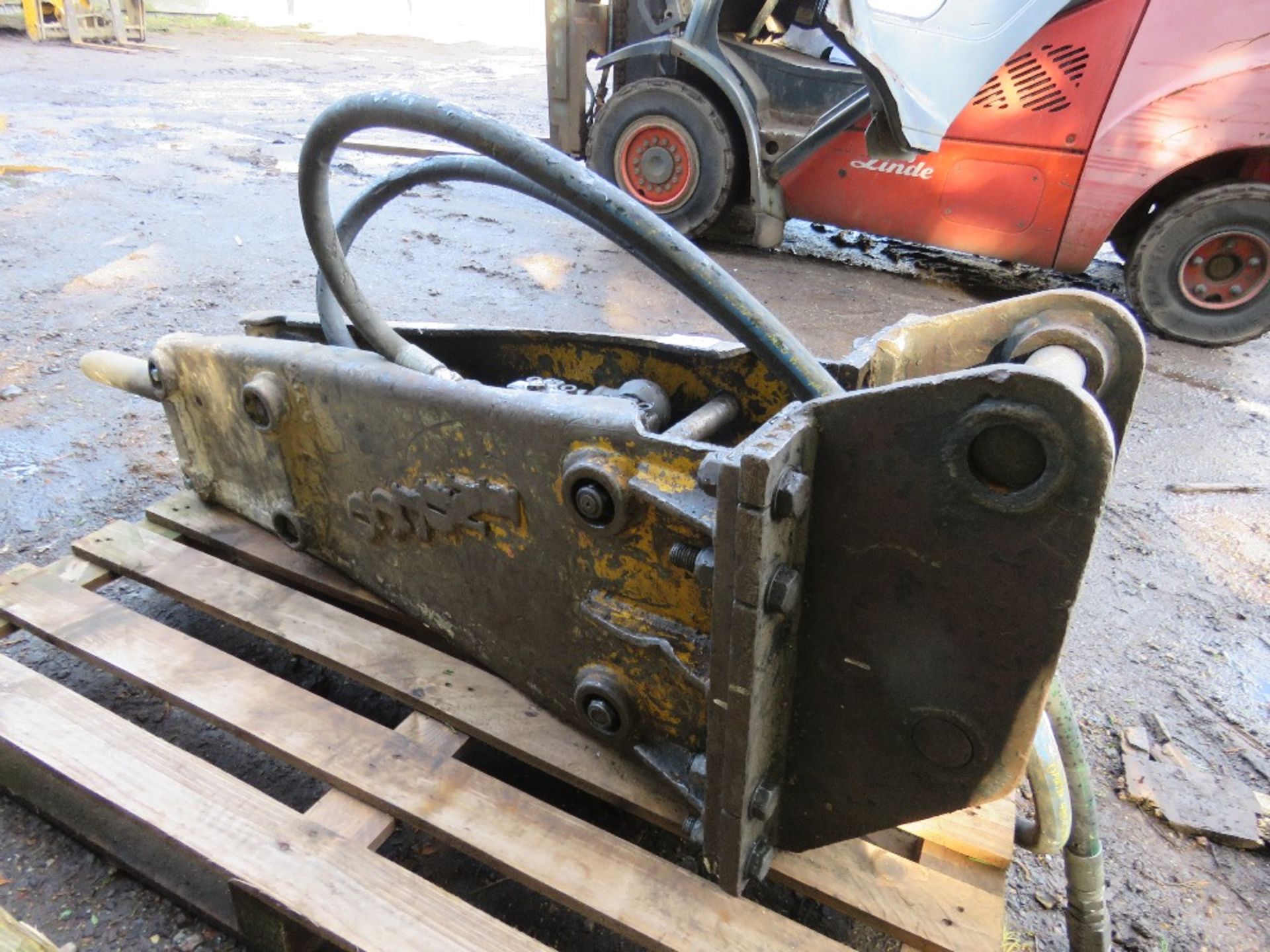 INDECO EXCAVATOR MOUNTED BREAKER ON 45MM PINS, 60MM BREAKER CHISEL WIDTH APPROX. - Image 2 of 5