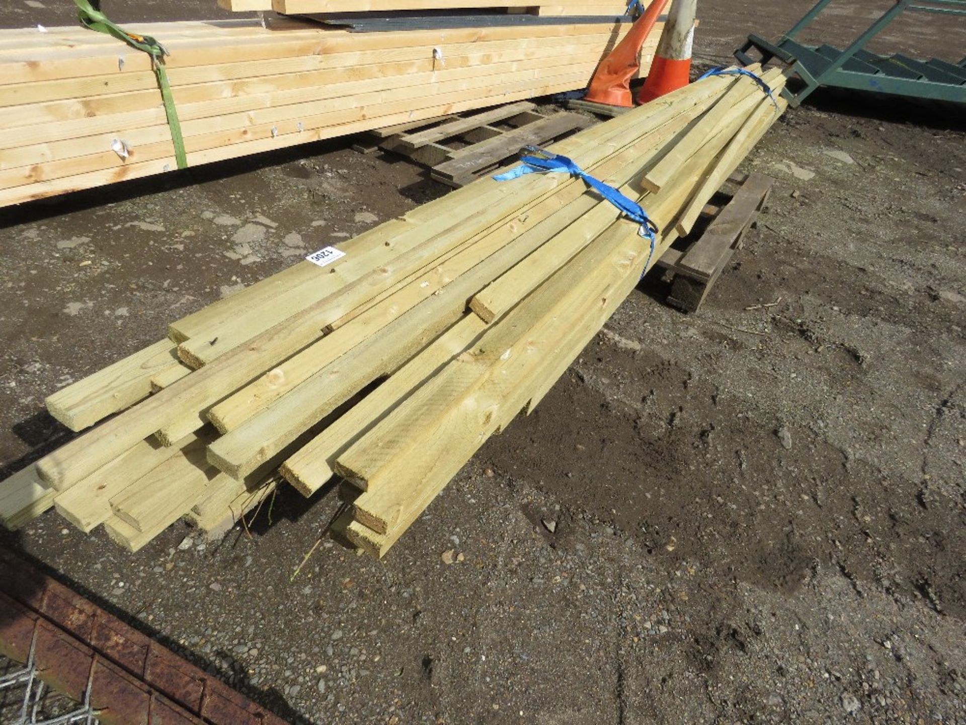 QUANTITY OF TILERS TYPE BATTENS ETC 9-15FT LENGTH APPROX. - Image 2 of 3
