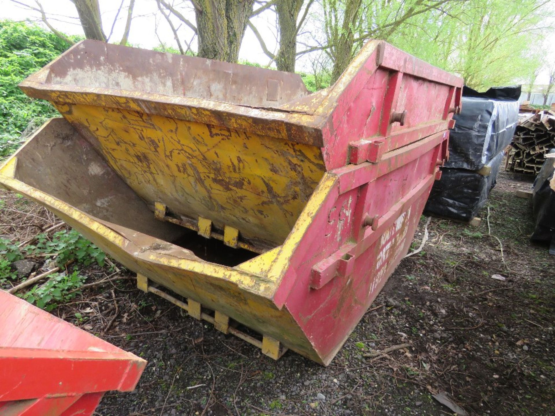 2NO CHAIN LIFT WASTE SKIPS, 8 YARD CAPACITY APPROX. SOURCED FROM COMPANY LIQUIDATION.