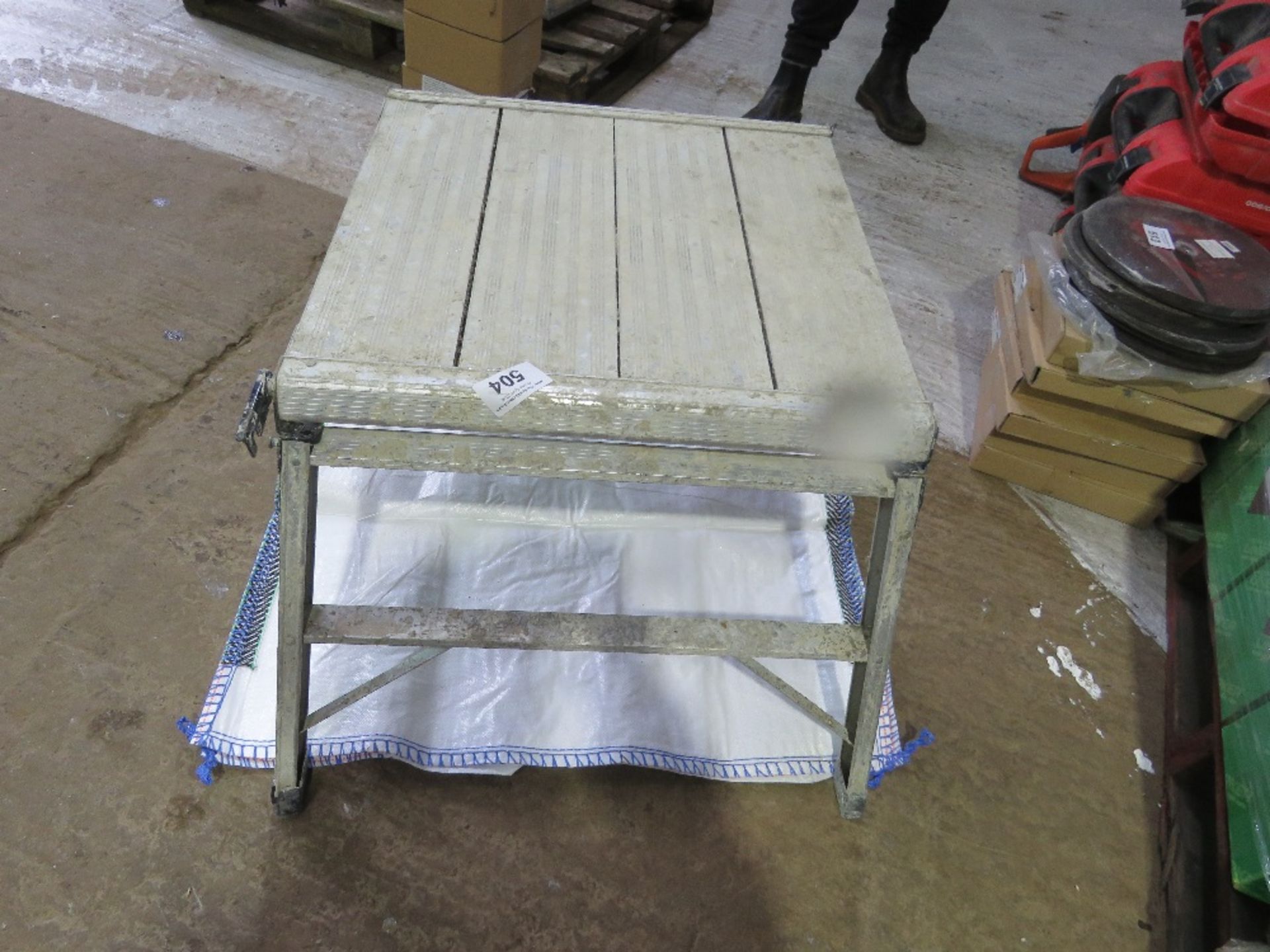 ALUMINIUM STEP UP PLATFORM. SOURCED FROM COMPANY LIQUIDATION. THIS LOT IS SOLD UNDER THE AUCTIO - Image 2 of 3