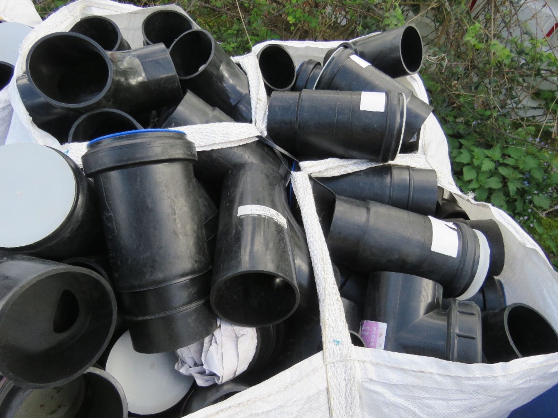 3 X BULK BAGS/BIN OF ASSORTED PLASTIC PIPE FITTINGS. - Image 6 of 8