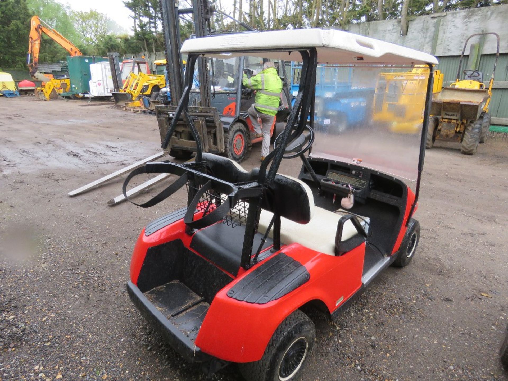 EZGO BATTERY POWERED GOLF BUGGY WITH CAHRGER AND KEY (NOT CHARGED...UNTESTED)....THIS LOT IS SOLD UN - Image 5 of 8