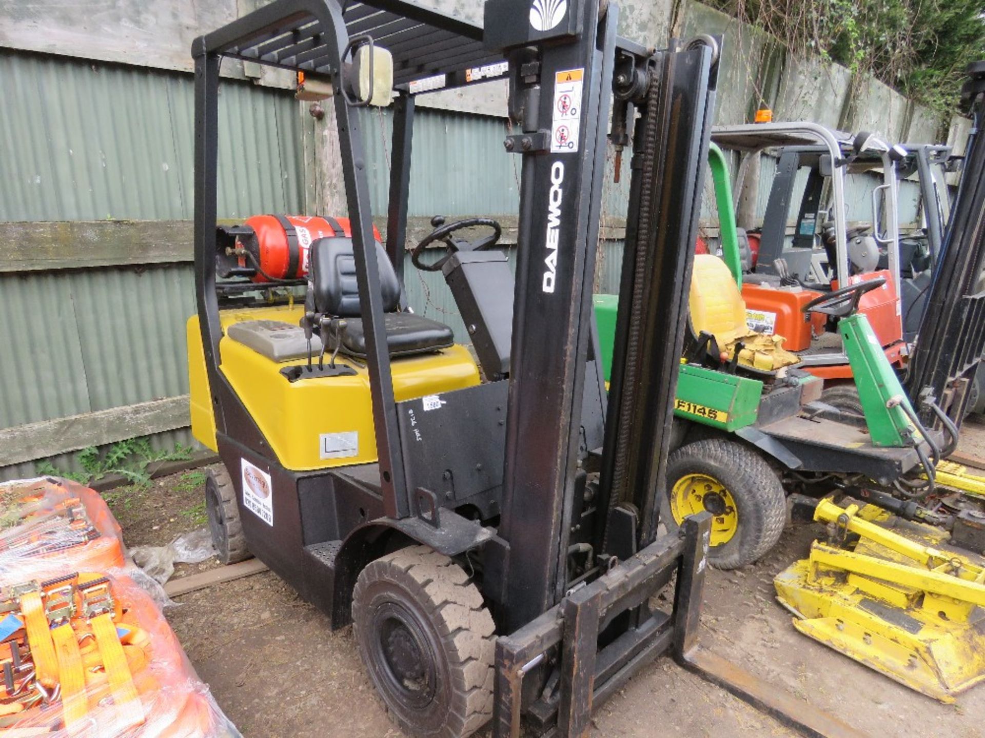 DAEWOO G18S-2 GAS POWERED FORKLIFT TRUCK WITH SIDE SHIFT. 1.8TONNE LIFT CAPACITY. 8136 REC HOURS. YE - Image 2 of 12