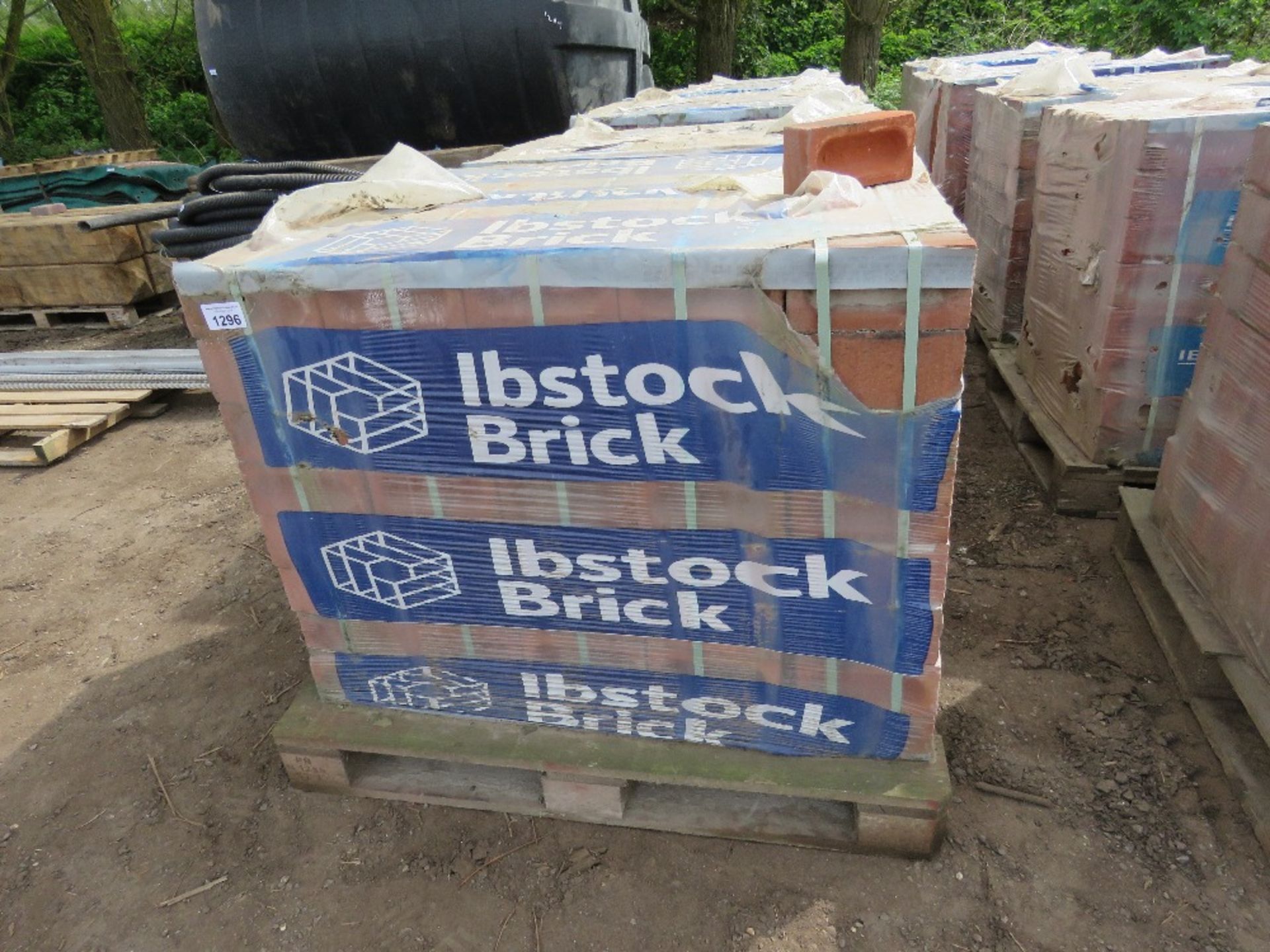 6NO PALLETS OF IBSTOCK LEICESTER AUTUMN MULTI RED BRICKS. SURPLUS TO REQUIREMENTS.....THIS LOT IS SO
