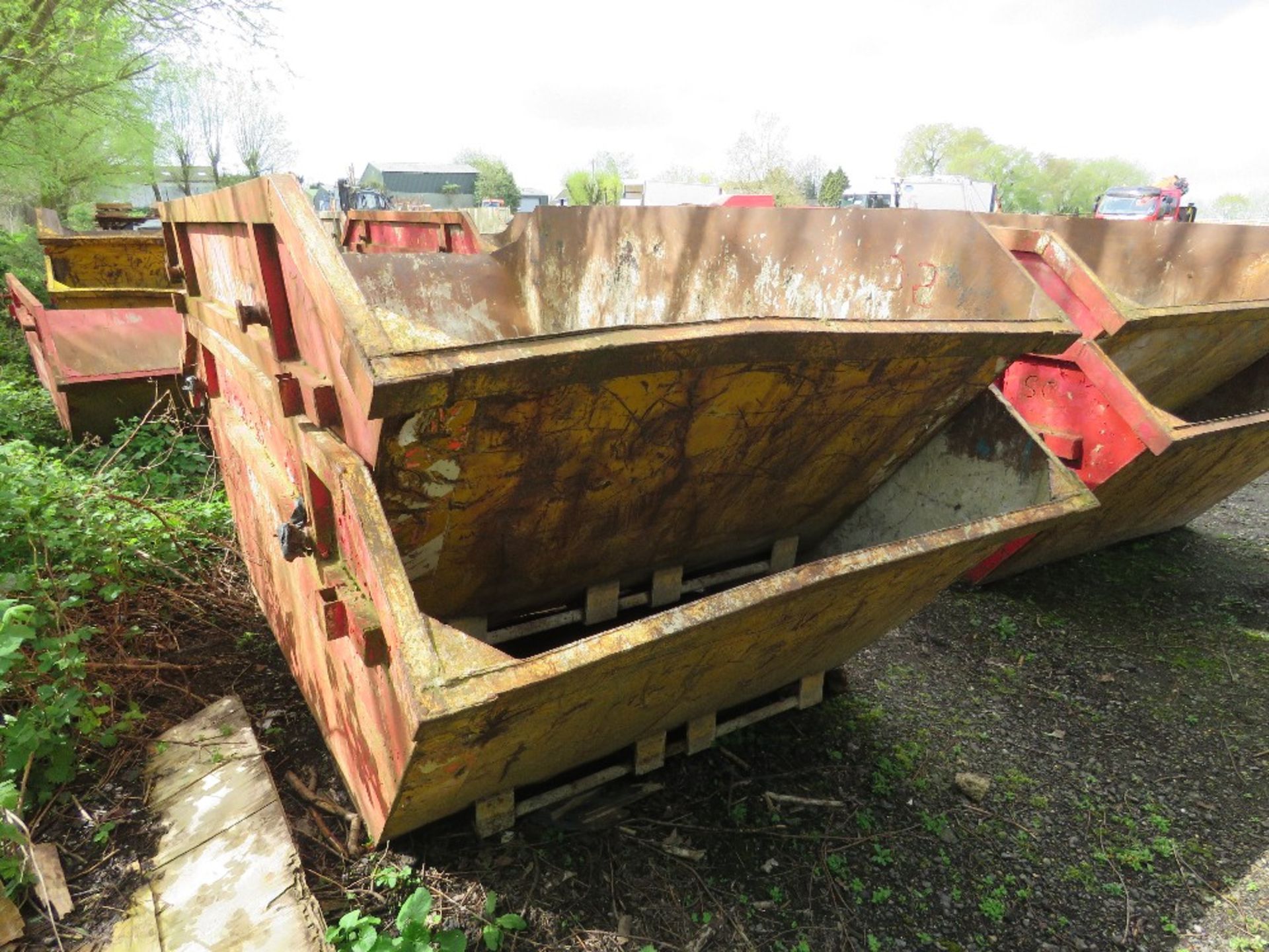 2NO CHAIN LIFT WASTE SKIPS, 8 YARD CAPACITY APPROX. SOURCED FROM COMPANY LIQUIDATION. - Image 3 of 5