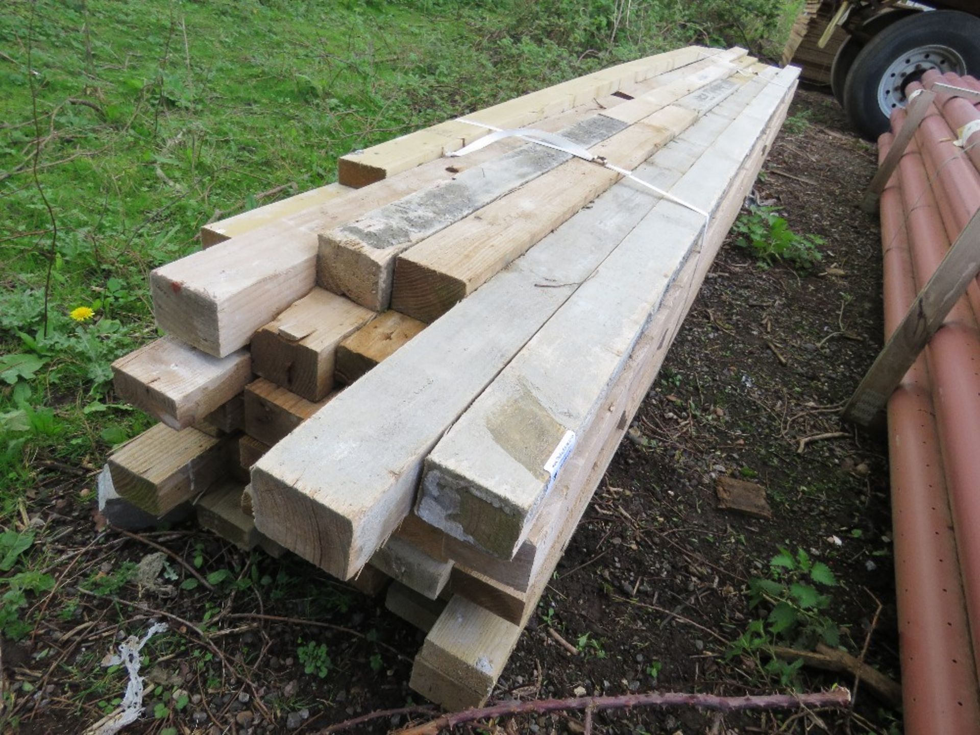 LARGE BUNDLE OF ASSORTED CONSTRUCTION TIMBERS 8FT-16FT LENGTH APPROX.....THIS LOT IS SOLD UNDER THE - Image 2 of 5