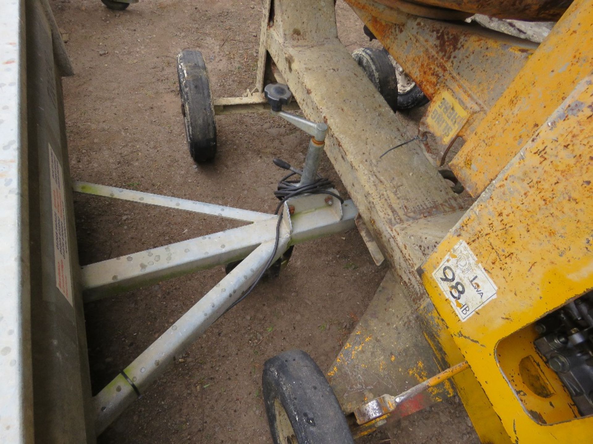 TRAFFIC LIGHT TRAILER AND LIGHTS (NO BATTERIES) INCLUDING A CHARGER UNIT. - Image 4 of 9