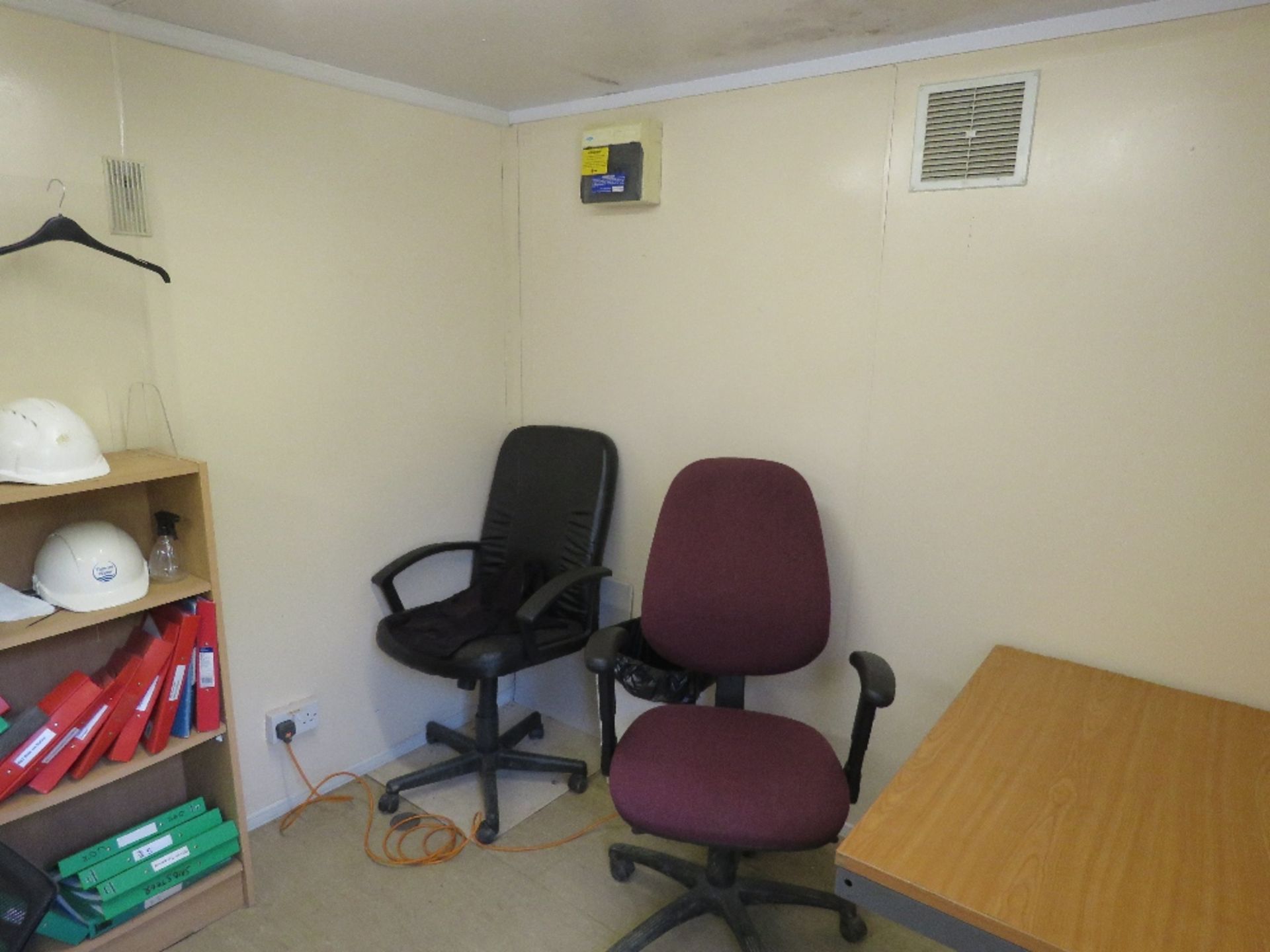 PORTABLE SITE OFFICE 16FT X 9FT APPROX OPEN PLAN AS SHOWN.. INCLUDES SOME FURNITURE. BEING SOLD ON B - Bild 6 aus 7