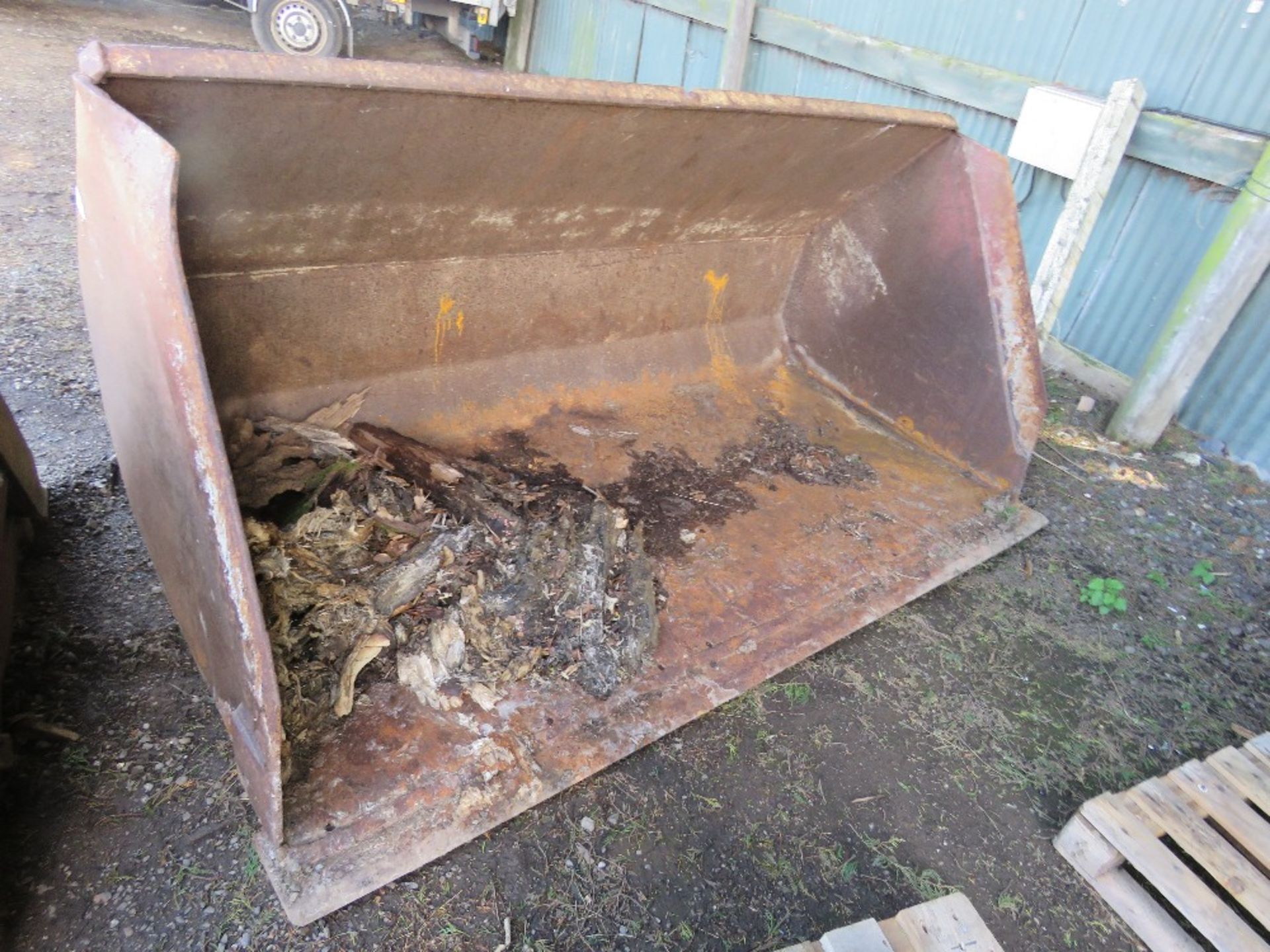 LARGE LOADING SHOVEL BUCKET, 8FT WIDTH APPROX, CONE AND PIN TYPE BRACKETS FITTED. - Image 3 of 5