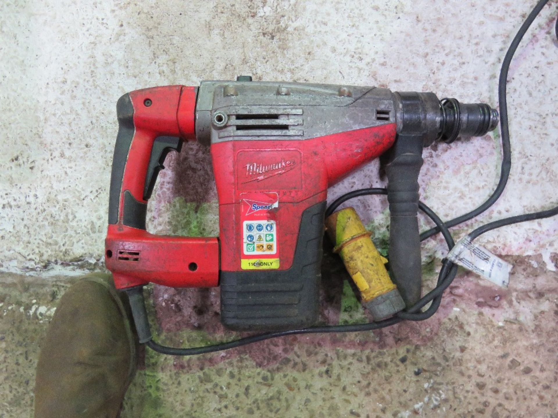 MILWAUKEE 110VOLT BREAKER DRILL, CHUCK REQUIRES ATTENTION - Image 2 of 3