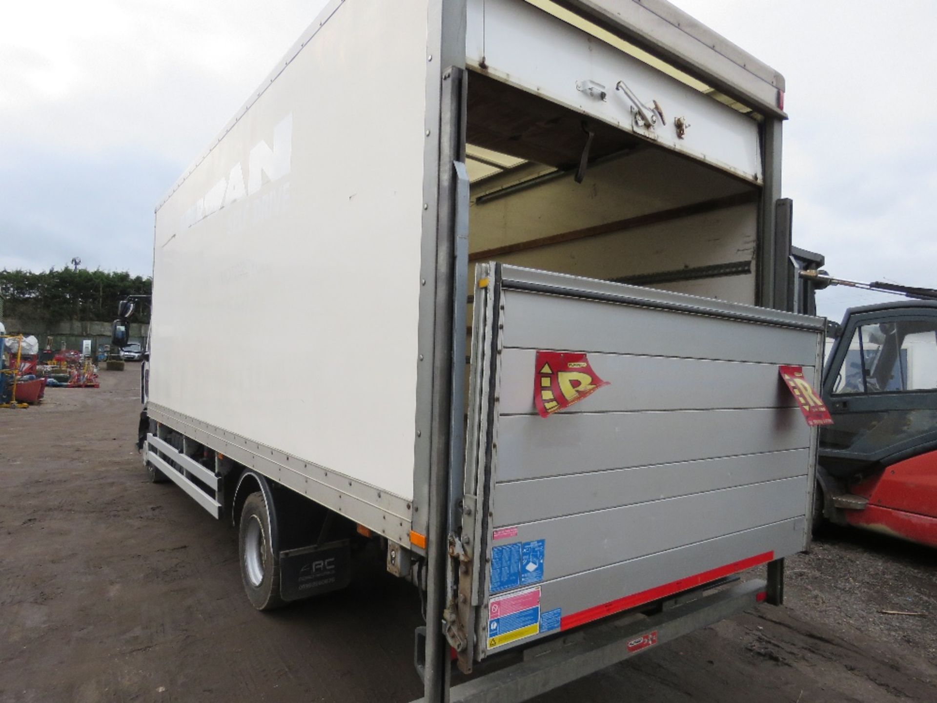 RENAULT D75 BOX LORRY REG:KE19 VVN. 7500KG RATED, DIRECT FROM LOCAL COMPANY WHO ARE SELLING DUE TO A - Image 6 of 16