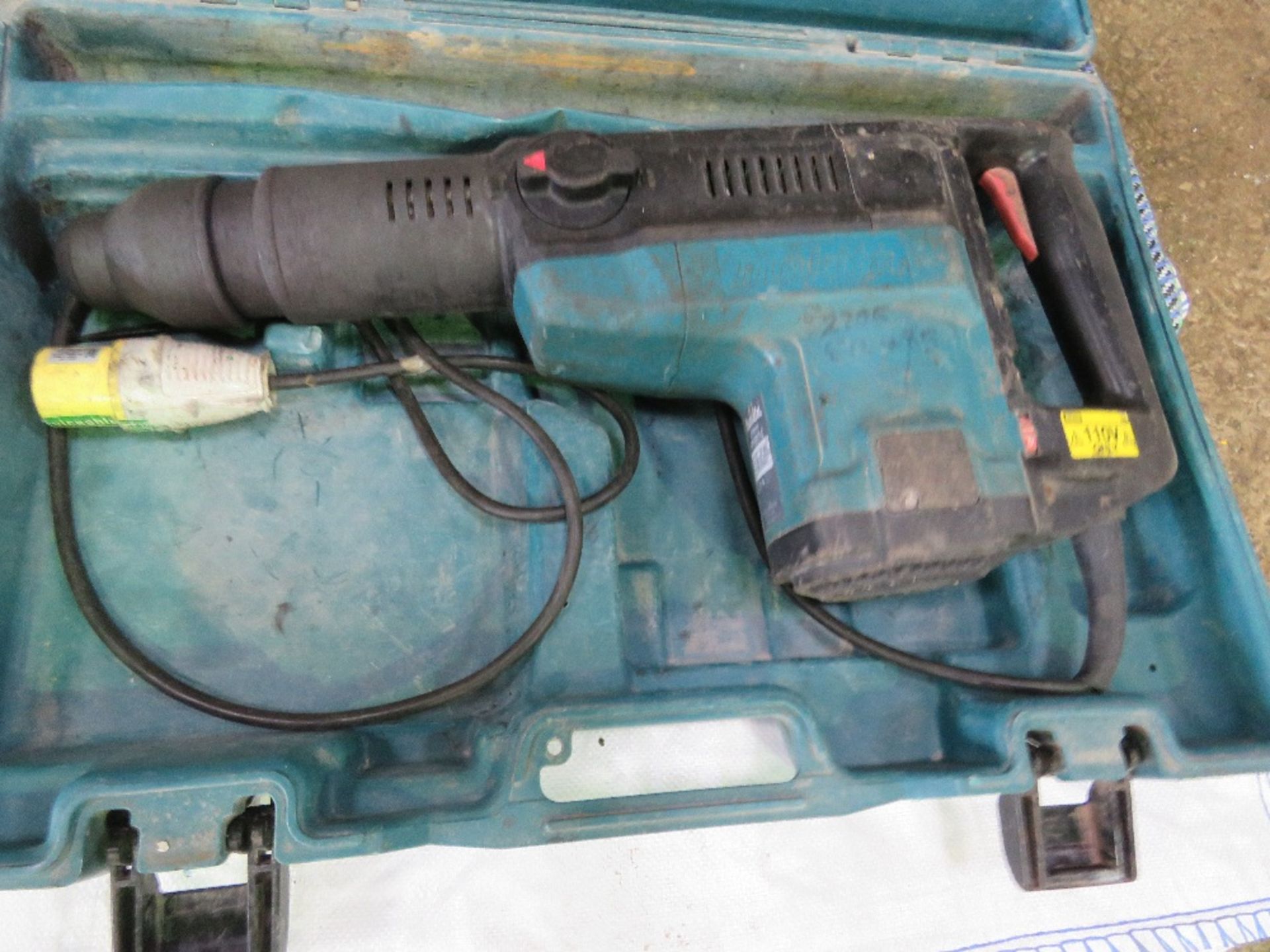 MAKITA 110VOLT HEAVY DUTY BREAKER IN A CASE. SOURCED FROM LOCAL DEPOT CLOSURE.