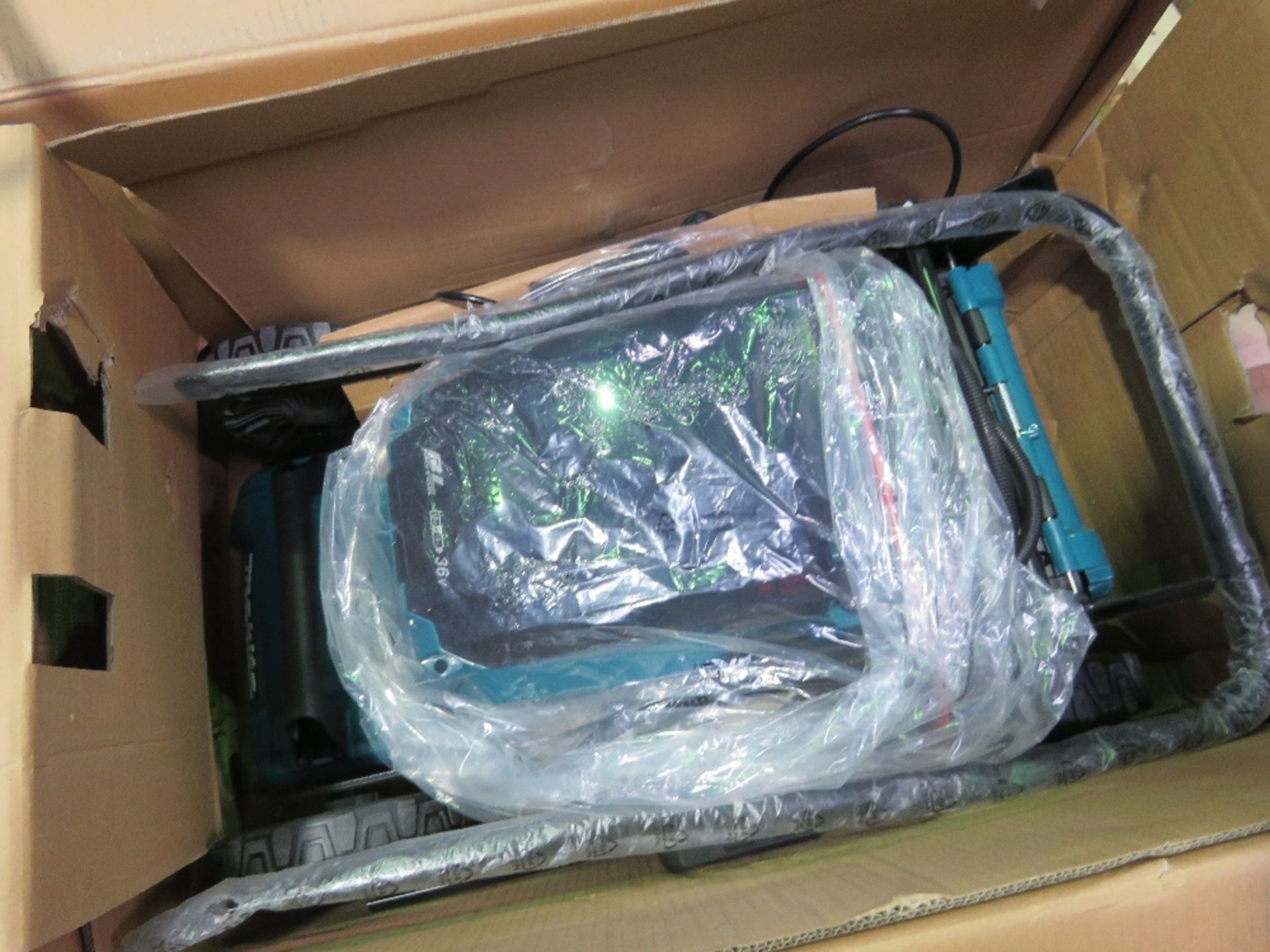 MAKITA BATTERY POWERED LAWNMOWER IN A BOX...BATTERIES NOT INCLUDED. - Image 6 of 7