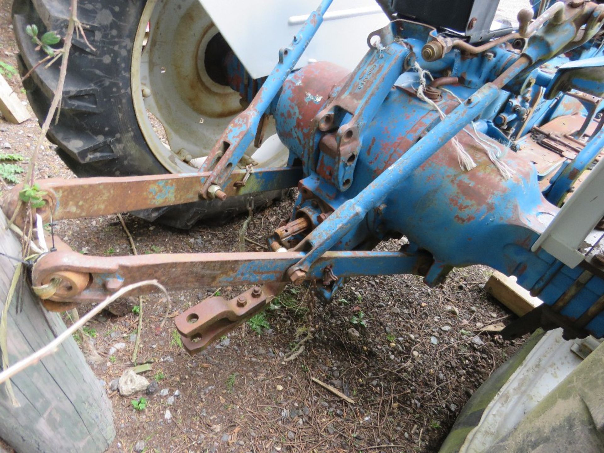 FORD 4000 CLASSIC 2WD TRACTOR.ORIGINALLY SUPPLIED BY SUSSEX TRACTORS. DIRECT FROM LOCAL COLLECTION. - Image 4 of 10