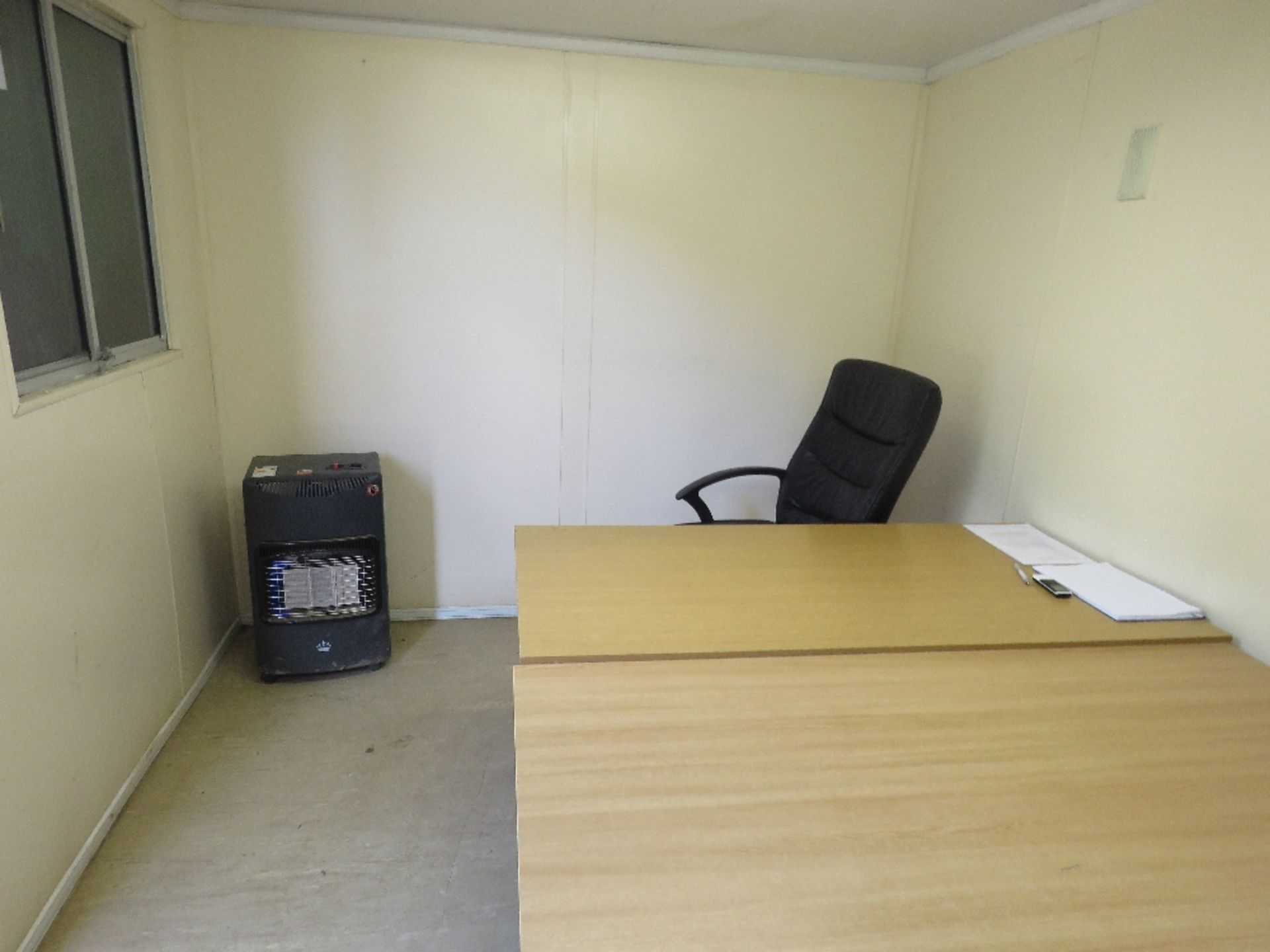 PORTABLE SITE OFFICE 16FT X 9FT APPROX OPEN PLAN AS SHOWN.. INCLUDES SOME FURNITURE. BEING SOLD ON B - Bild 7 aus 7