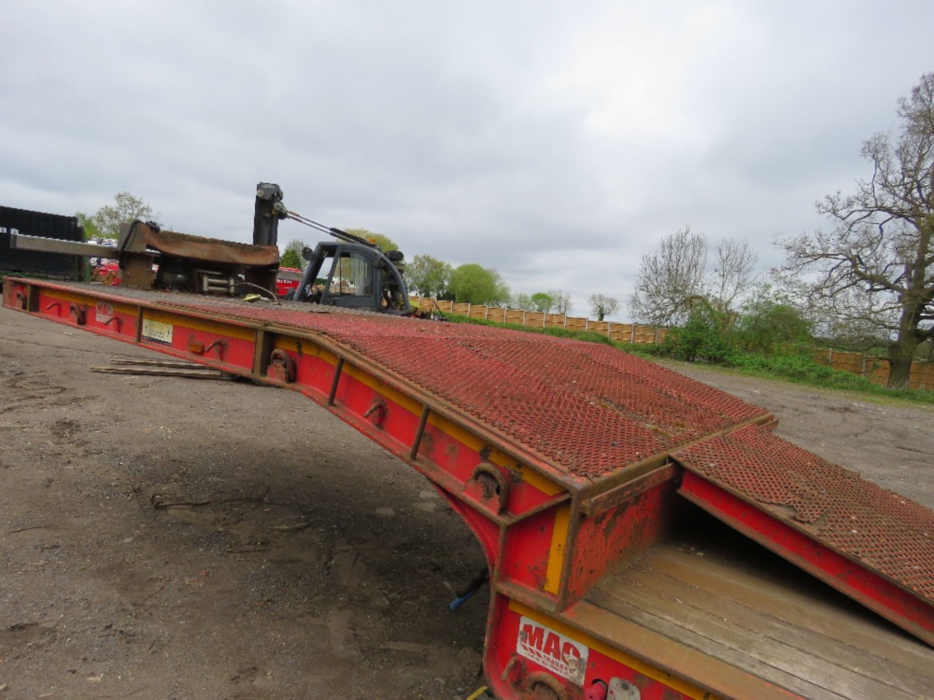 MAC S3-44 TRIAXLE LOW LOADER TRAILER WITH WINCH, YEAR 2015. TESTED UNTIL 30TH APRIL 2025. 13.6 OVERA - Image 9 of 15