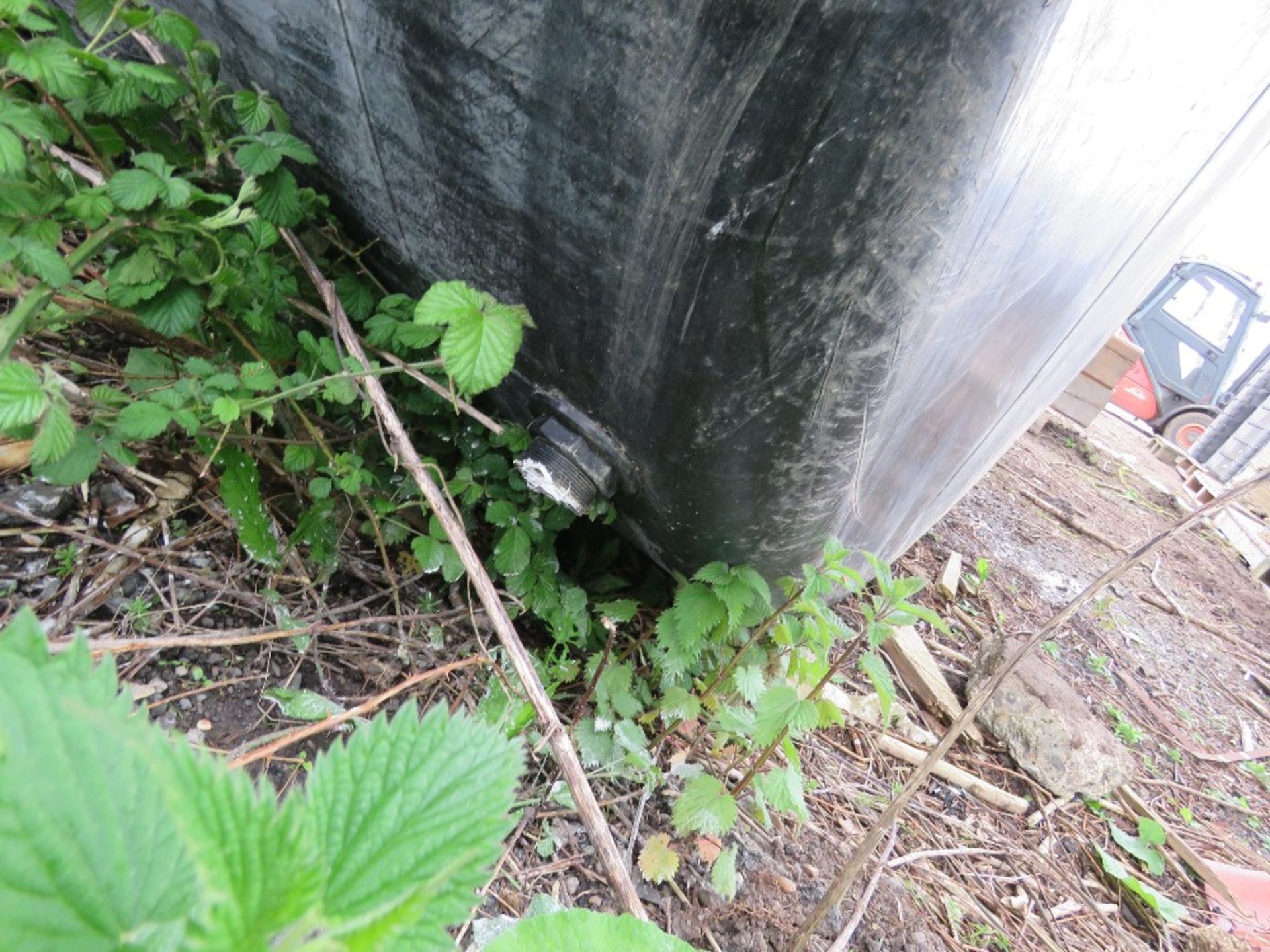 EXTRA LARGE WATER STORAGE TANK 10FT HEIGHT X 9FT DIAMETER APPROX. DAMAGED IN THE MIDDLE AS SHOWN. EX - Image 4 of 10