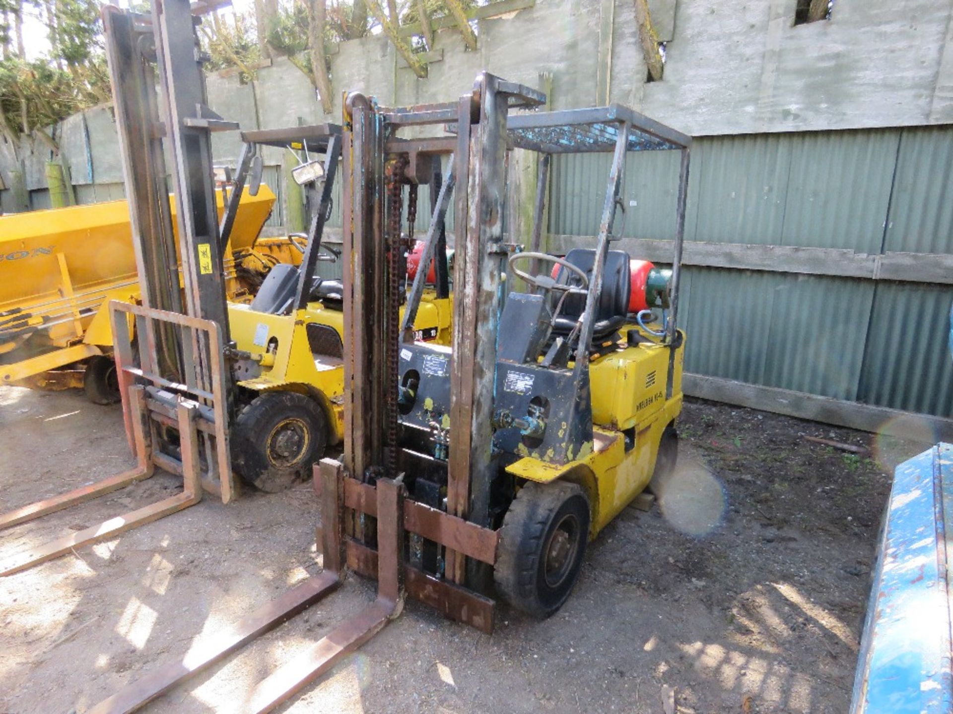 MITSUBISHI FG15 GAS POWERED FORKLIFT. WHEN TESTED WAS SEEN TO START AND RUN BRIEFLY BUT CUTTING OUT. - Image 3 of 9
