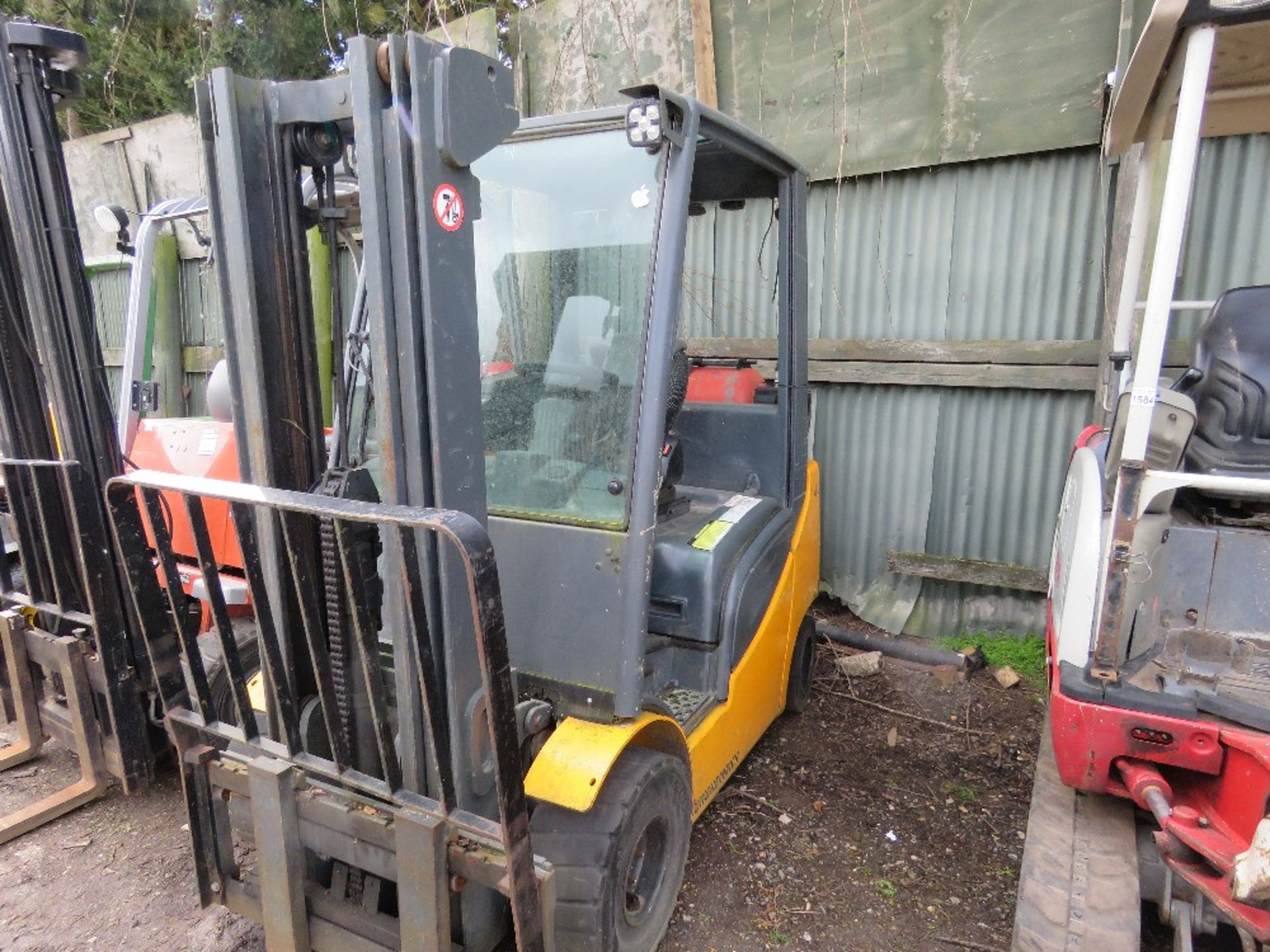 JUNGHEINRICH GAS POWERED FORKLIFT TRUCK WITH CONTAINER SPEC FREE LIFT MAST. - Image 3 of 13