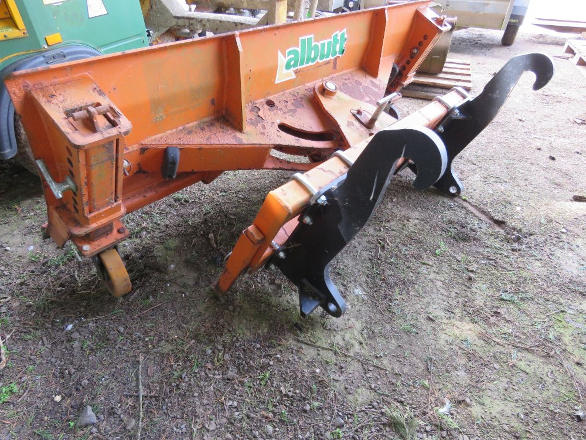 ALBUTT SNOW PLOUGH BLADE, 6FT WIDTH APPROX, APPEARS LITTLE USED. JCB MINI TELEHANDLER BRACKETS??.... - Image 2 of 6