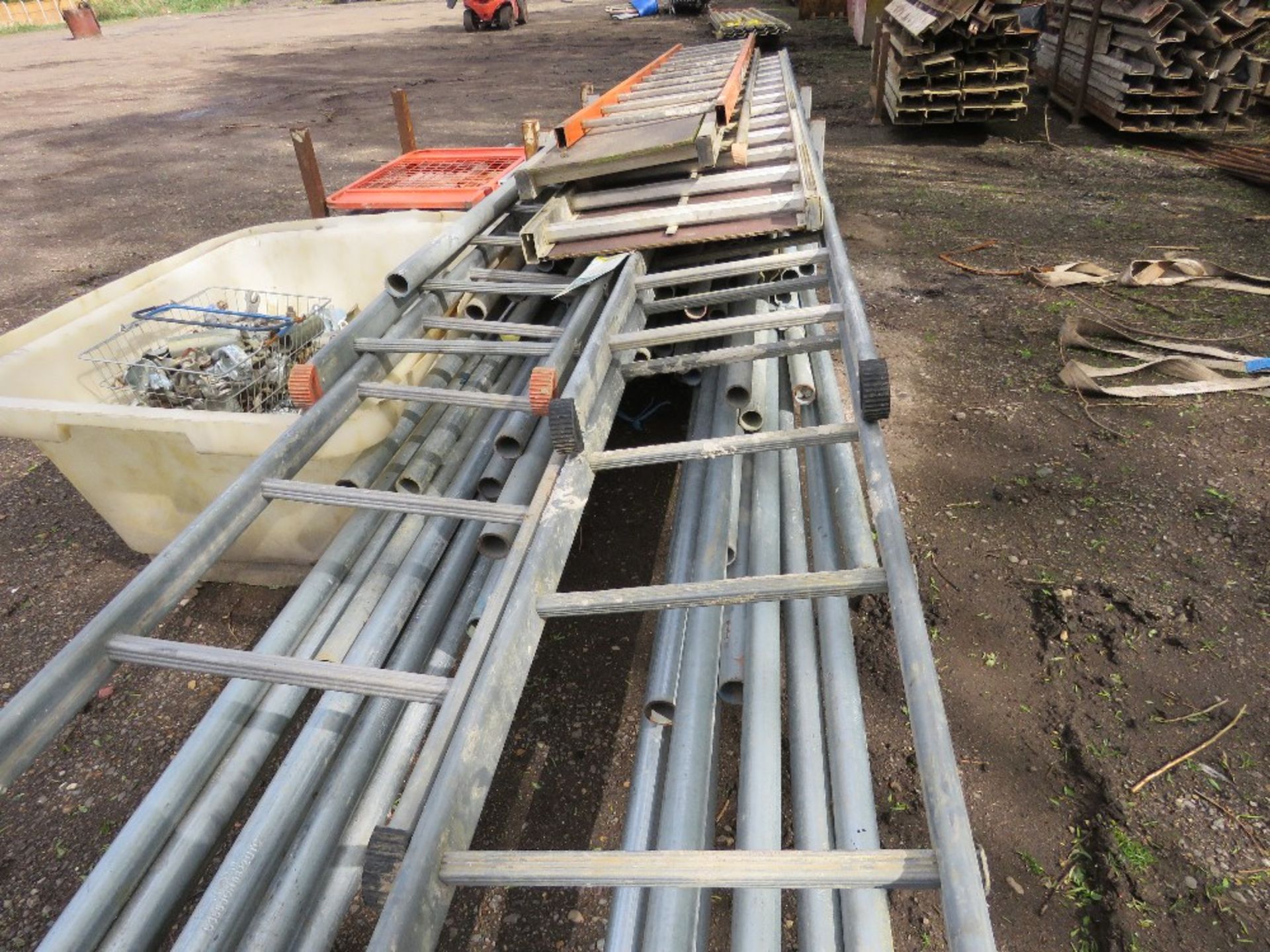 LARGE QUANTITY OF SCAFFOLDING TUBES 3FT-21FT LENGTH APPROX PLUS CLIPS AS SHOWN. SOURCED FROM COMPANY - Image 11 of 11
