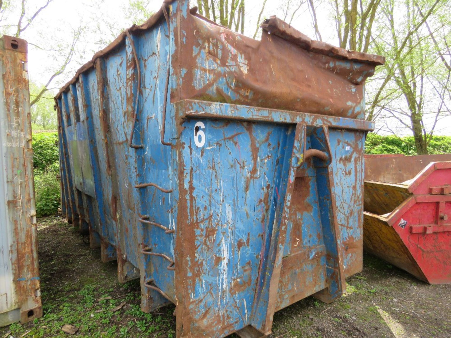 ROLLONOFF TYPE BIG HOOK 40 YARD WASTE BIN WITH FULL WIDTH REAR DOOR. DIRECT FROM LOCAL COMPANY.