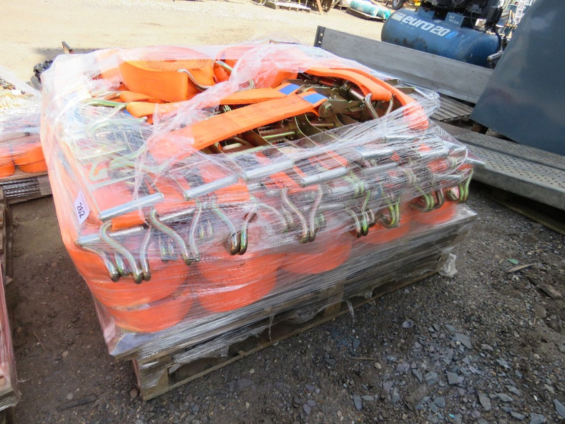 PALLET CONTAINING 50NO LITTLE USED EXTRA HEAVY DUTY RATCHET STRAPS, 10 TONNE RATED 9.5M LENGTH.....T