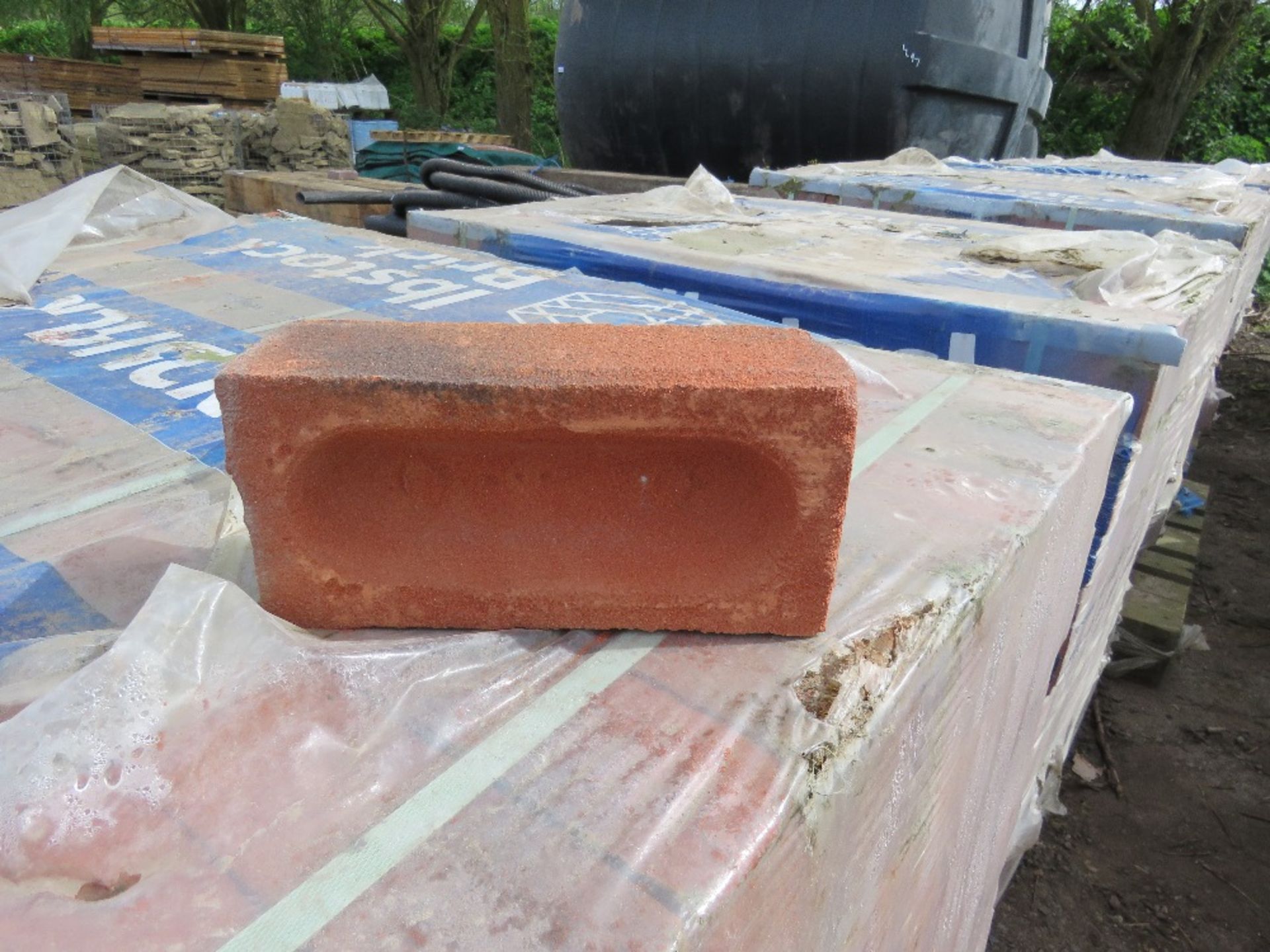 6NO PALLETS OF IBSTOCK LEICESTER AUTUMN MULTI RED BRICKS. SURPLUS TO REQUIREMENTS.....THIS LOT IS SO - Image 4 of 16