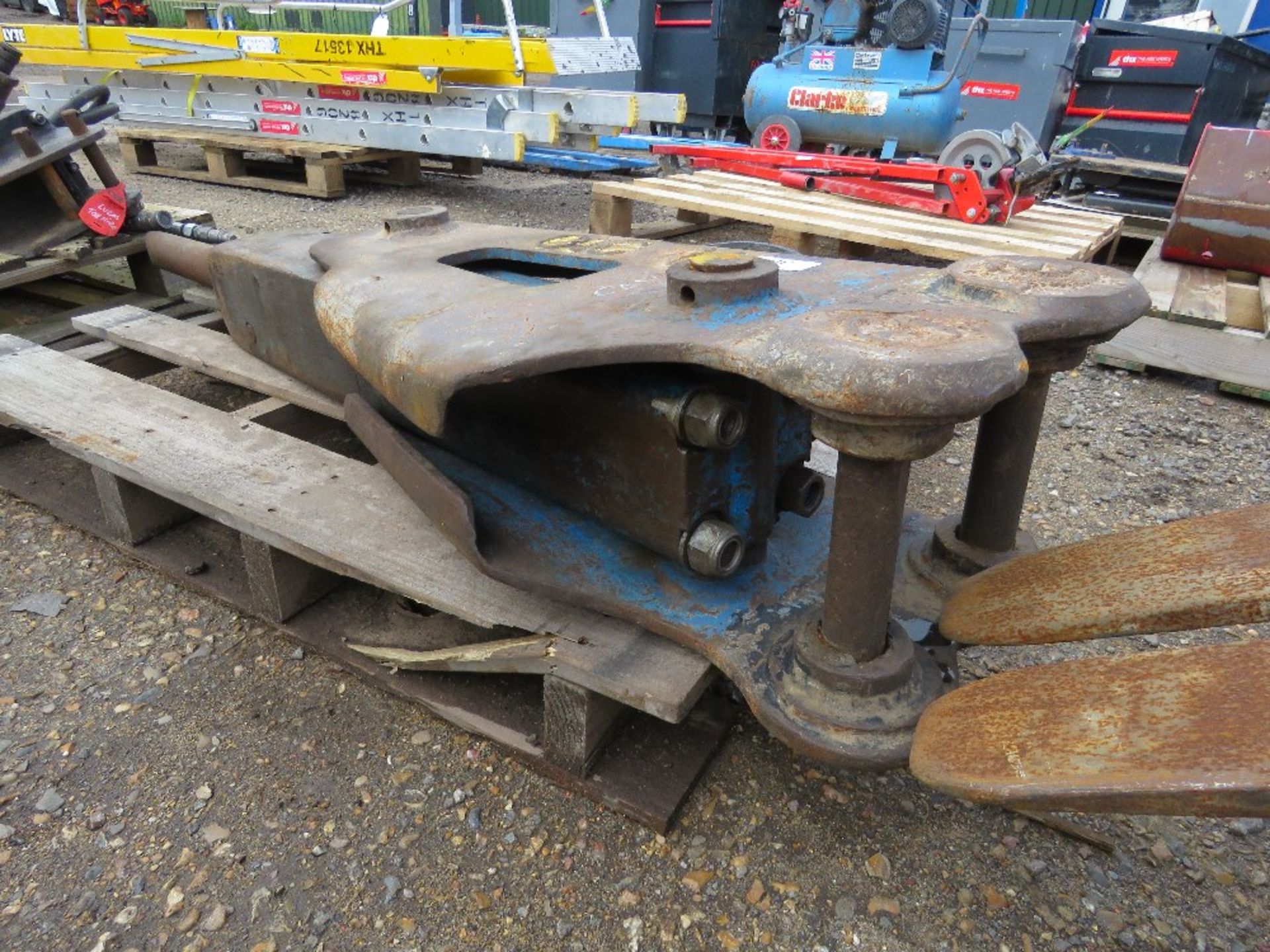 EXCAVATOR MOUNTED HYDRAULIC BREAKER ON 40MM PINS. - Image 3 of 3