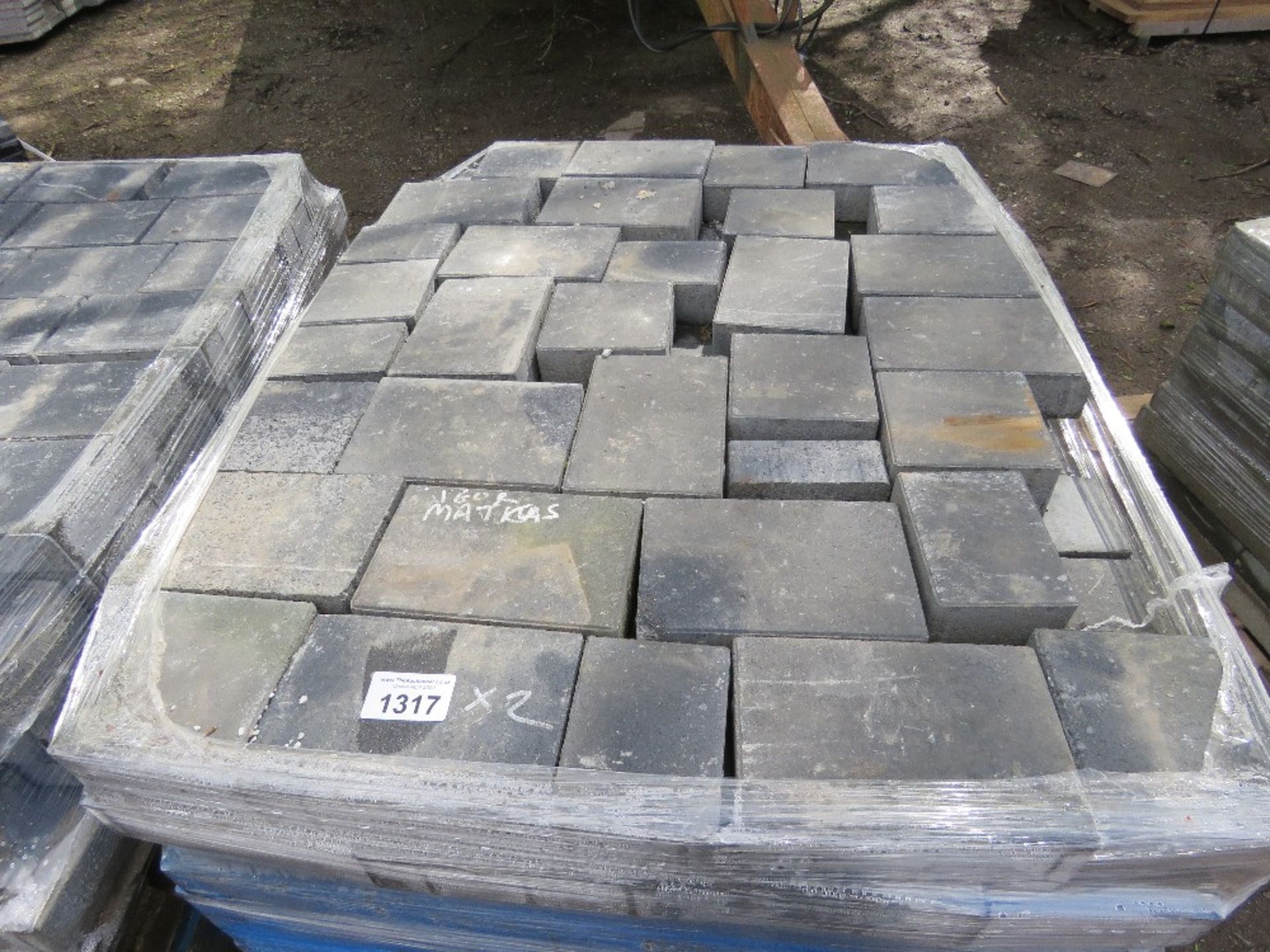 2 X PALLETS OF BLOCK PAVERS, BLACK COLOURED. - Image 2 of 7