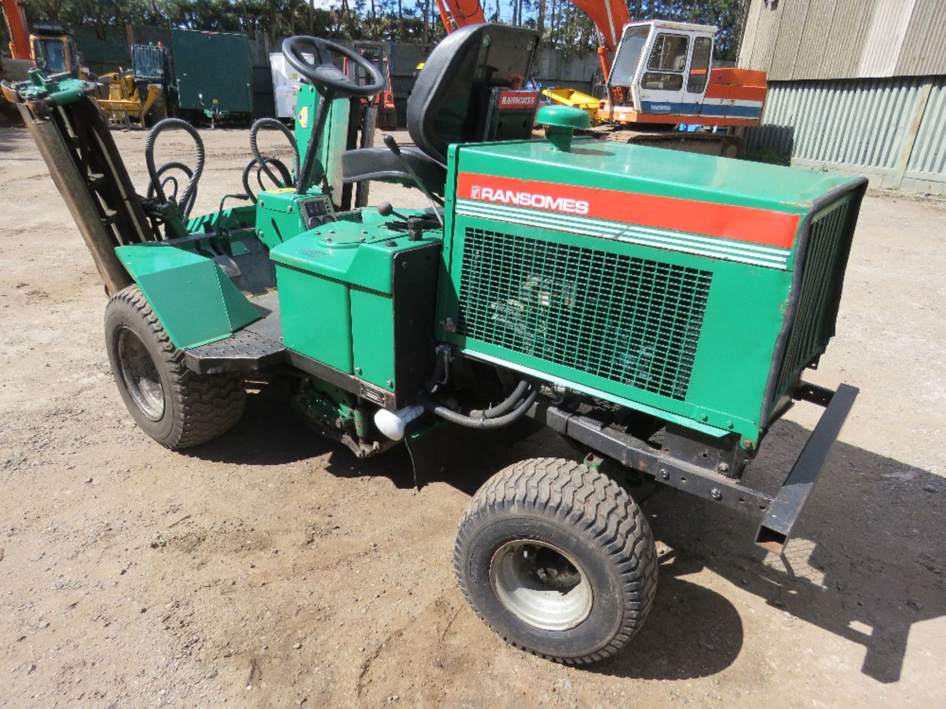 ransomes 213 triple ride on mower with kubota engine. PART EXCHANGE MACHINE, STOP SOLENOID ISSUE, UN - Image 7 of 15