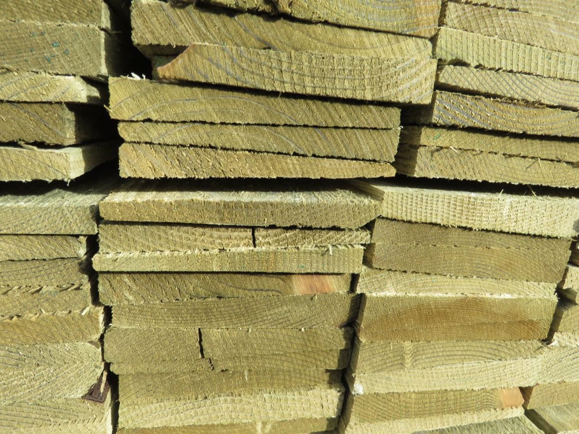 LARGE PACK OF PRESSURE TREATED FEATHER EDGE TIMBER CLADDING BOARDS. 1.50M LENGTH X 100MM WIDTH APPRO - Bild 3 aus 3