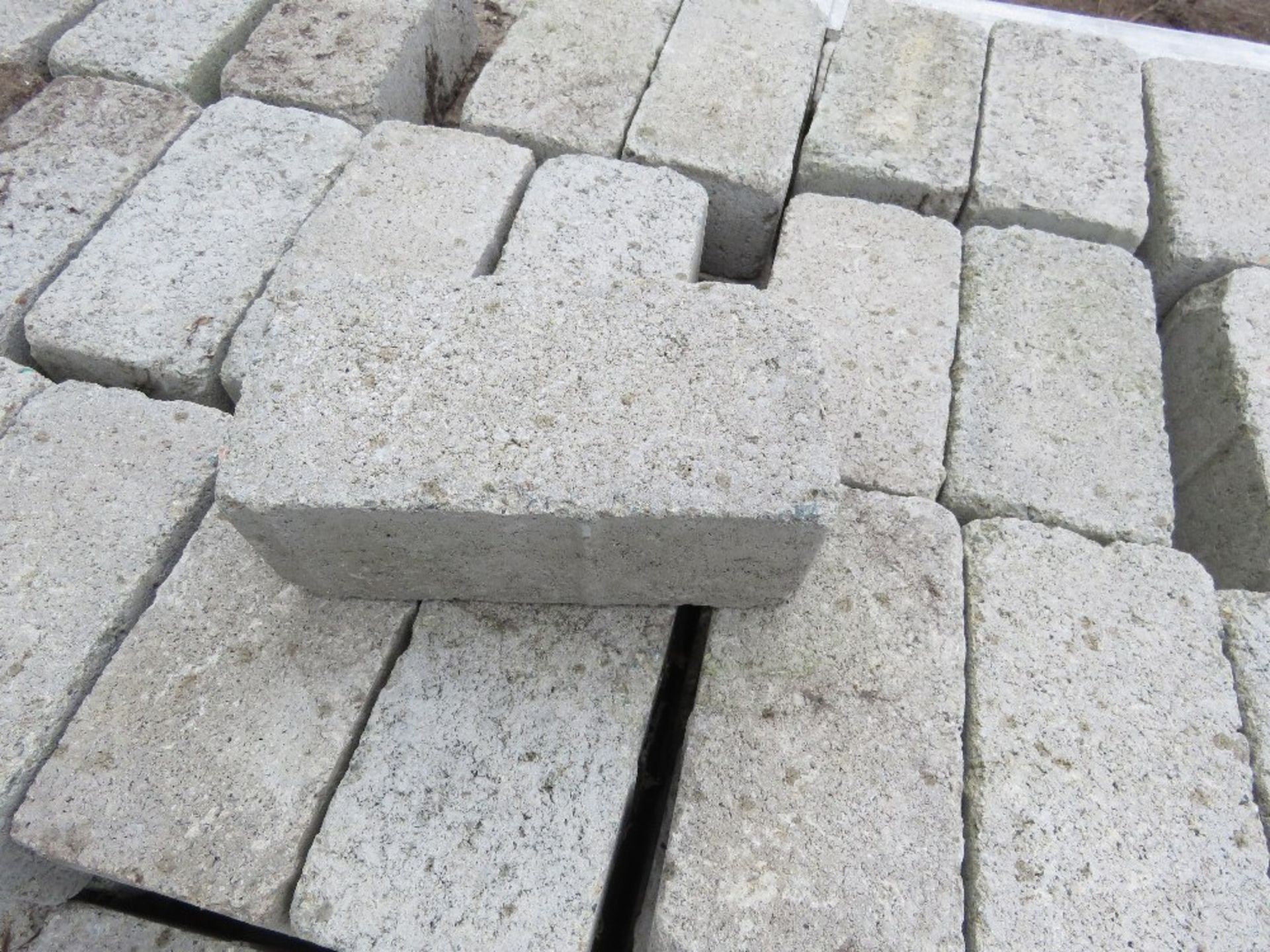 2 X PALLETS OF LIGHT GREY BLOCK PAVERS.....THIS LOT IS SOLD UNDER THE AUCTIONEERS MARGIN SCHEME, THE - Image 5 of 10