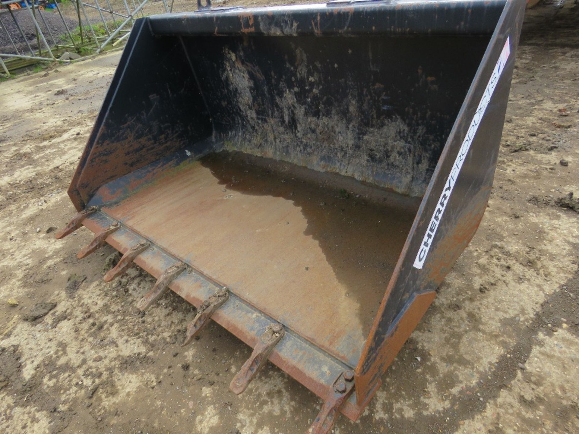 MANITOU HEAVY DUTY TELEHANDLER DIGGING/SOIL BUCKET BUILT BY CHERRY PRODUCTS. 1CUBIC METRE CAPACITY, - Image 4 of 5