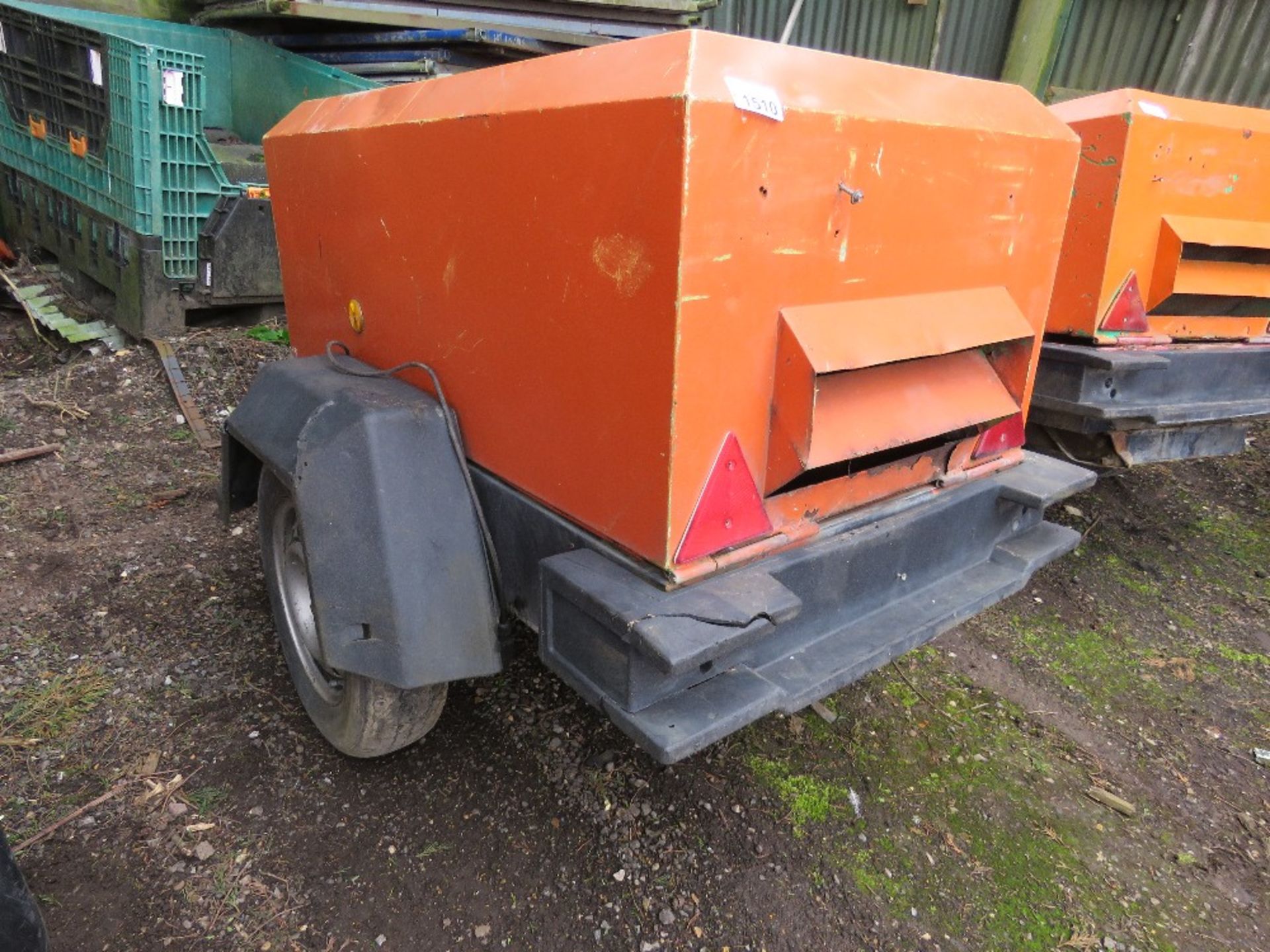 INGERSOLL RAND 720 TOWED ROAD COMPRESSOR. KUBOTA ENGINE. BEEN IN LONG TERM STORAGE, UNTESTED, CONDIT - Image 2 of 10