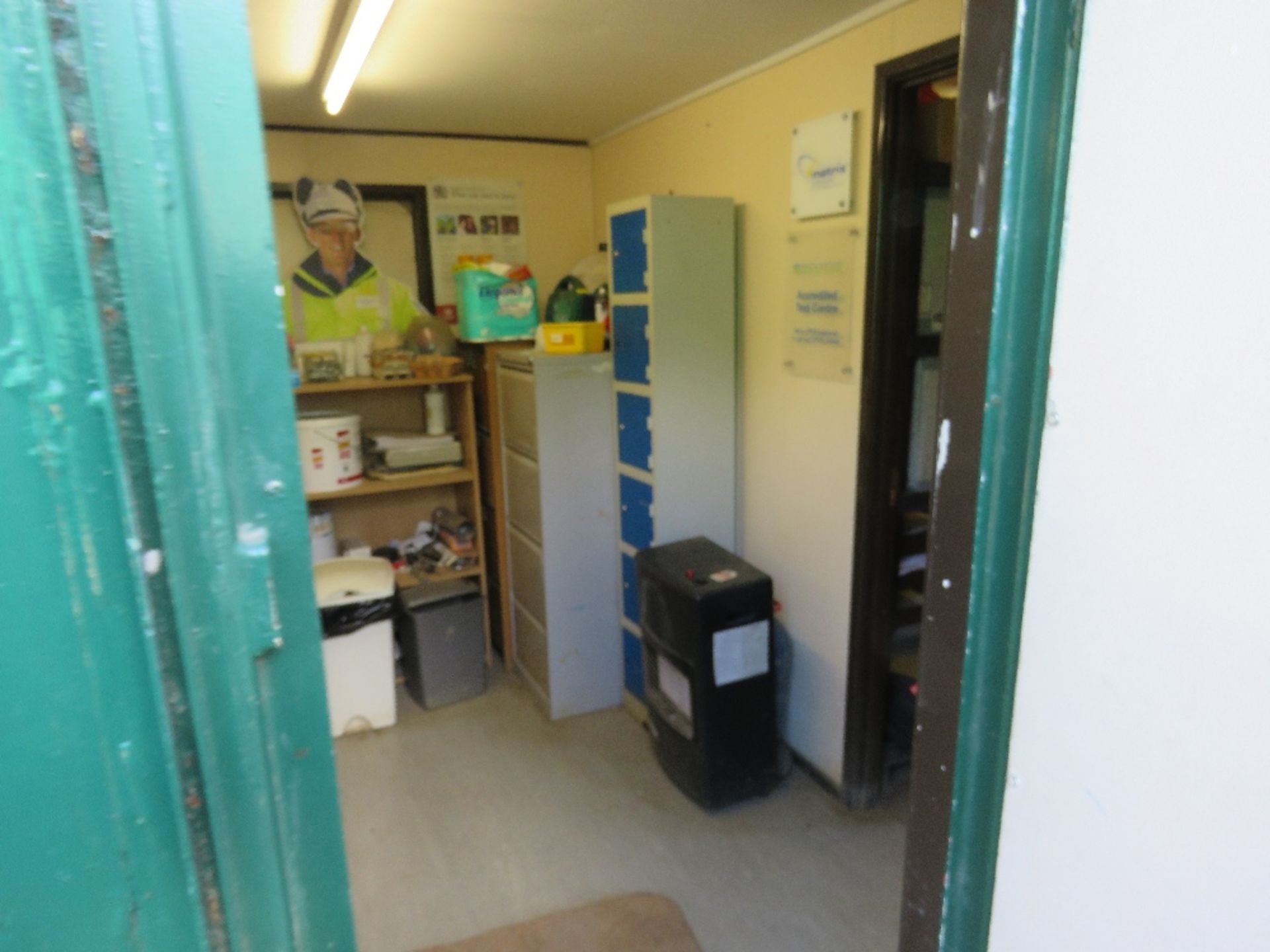 PORTABLE SITE OFFICE 32FT X 10FT APPROX WITH SMALL KITCHEN AREA AT ONE END. 60/40 SPLIT APPROX AS SH - Image 4 of 8