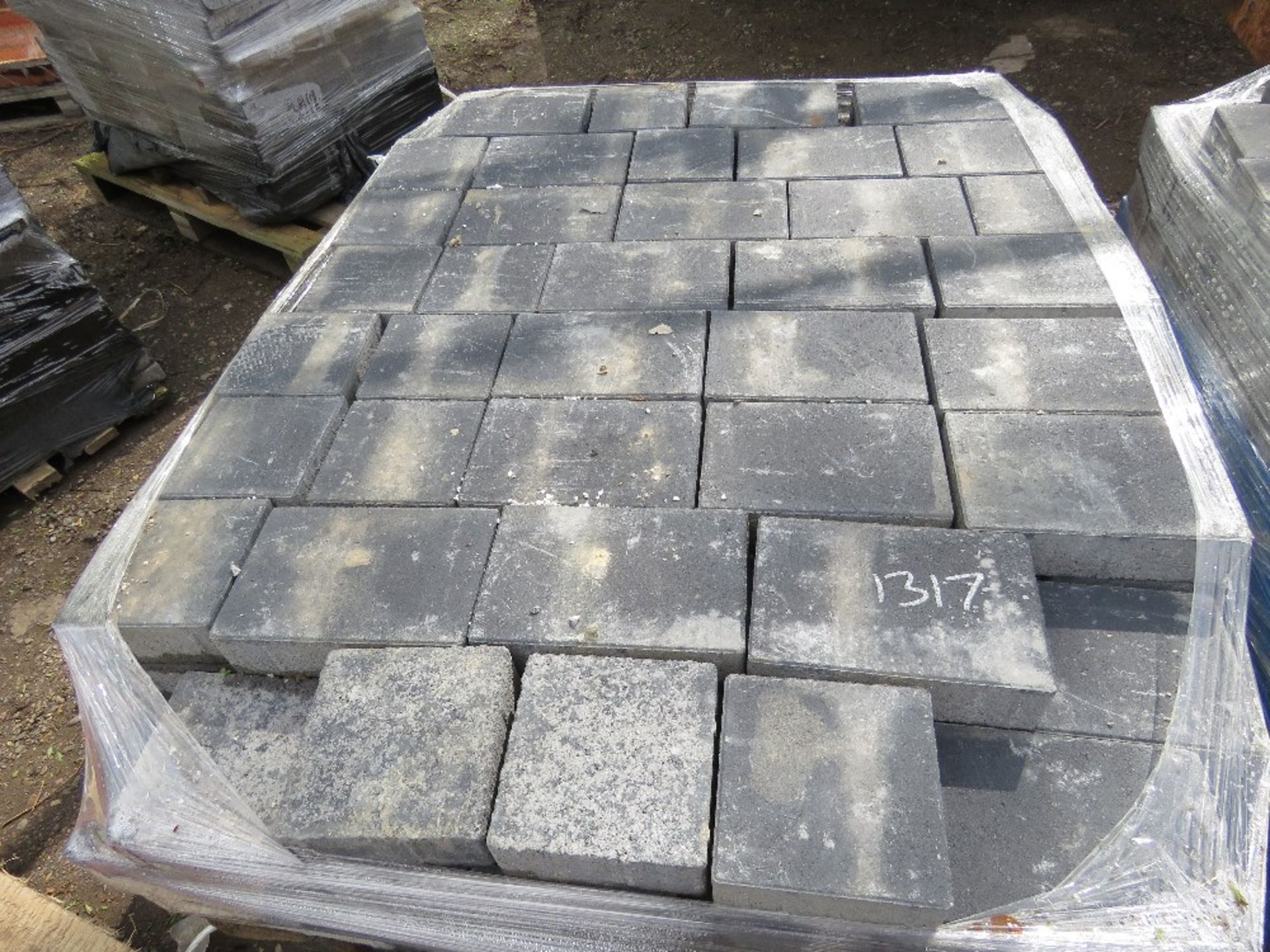 2 X PALLETS OF BLOCK PAVERS, BLACK COLOURED. - Image 3 of 7