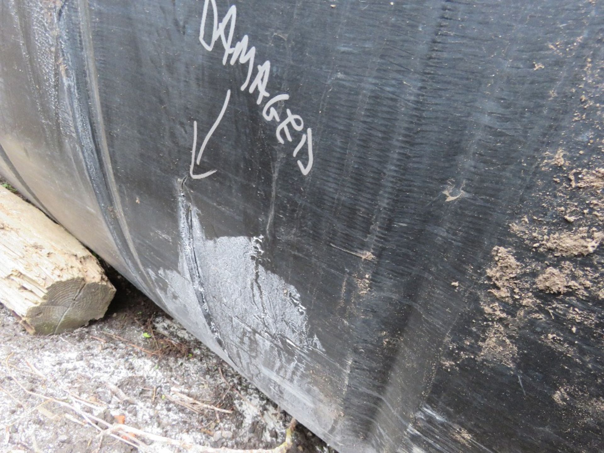 EXTRA LARGE WATER STORAGE TANK 10FT HEIGHT X 9FT DIAMETER APPROX. DAMAGED IN THE MIDDLE AS SHOWN. EX - Image 9 of 10