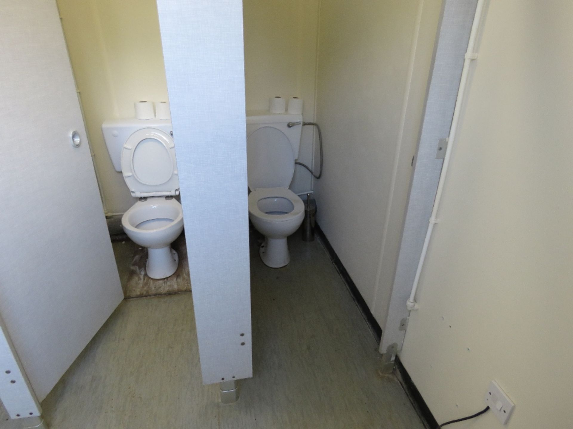 PORTABLE JACKLEG TOILET BLOCK 12FT X 10FT (INCLUDING JACKLEGS) APPROX INCLUDING PLASTIC TANK UNDERNE - Image 4 of 12